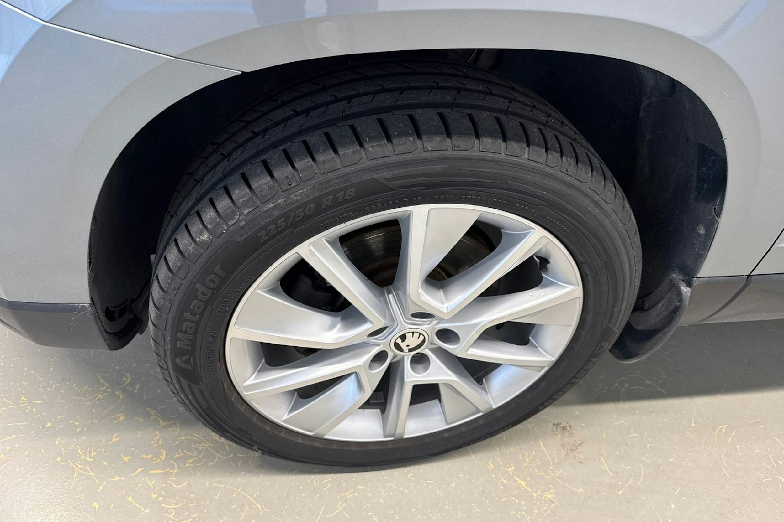 harmaa Skoda Karoq 2019 kuva 10.