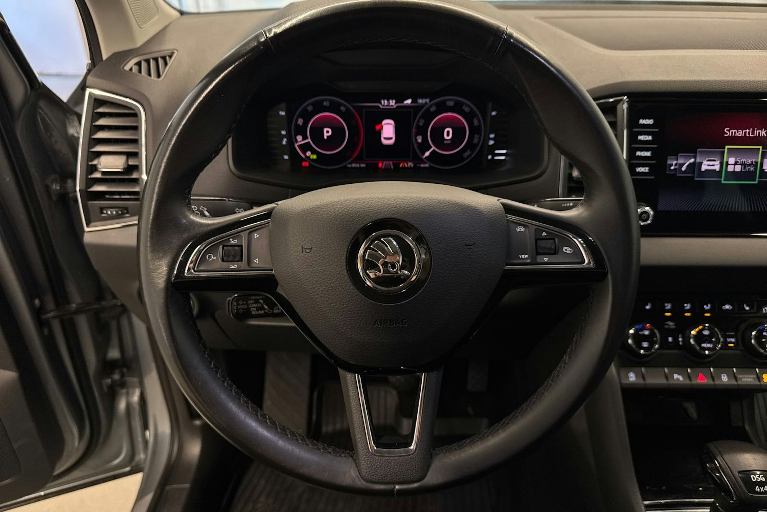 harmaa Skoda Karoq 2019 kuva 13.