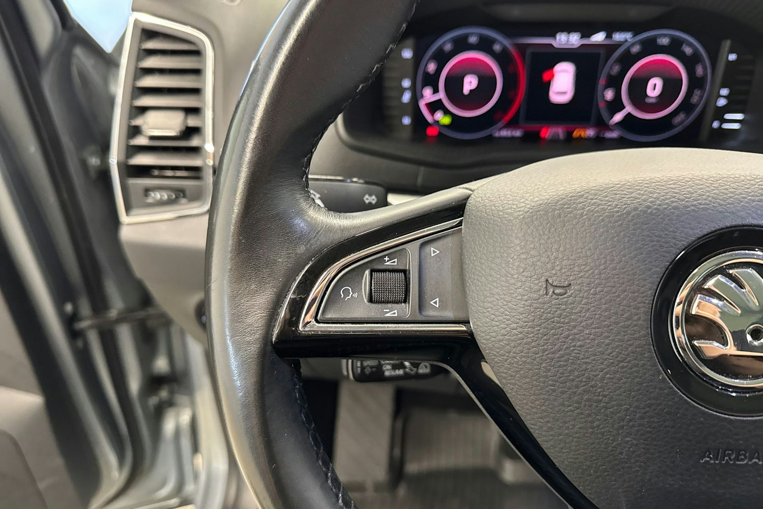 harmaa Skoda Karoq 2019 kuva 14.