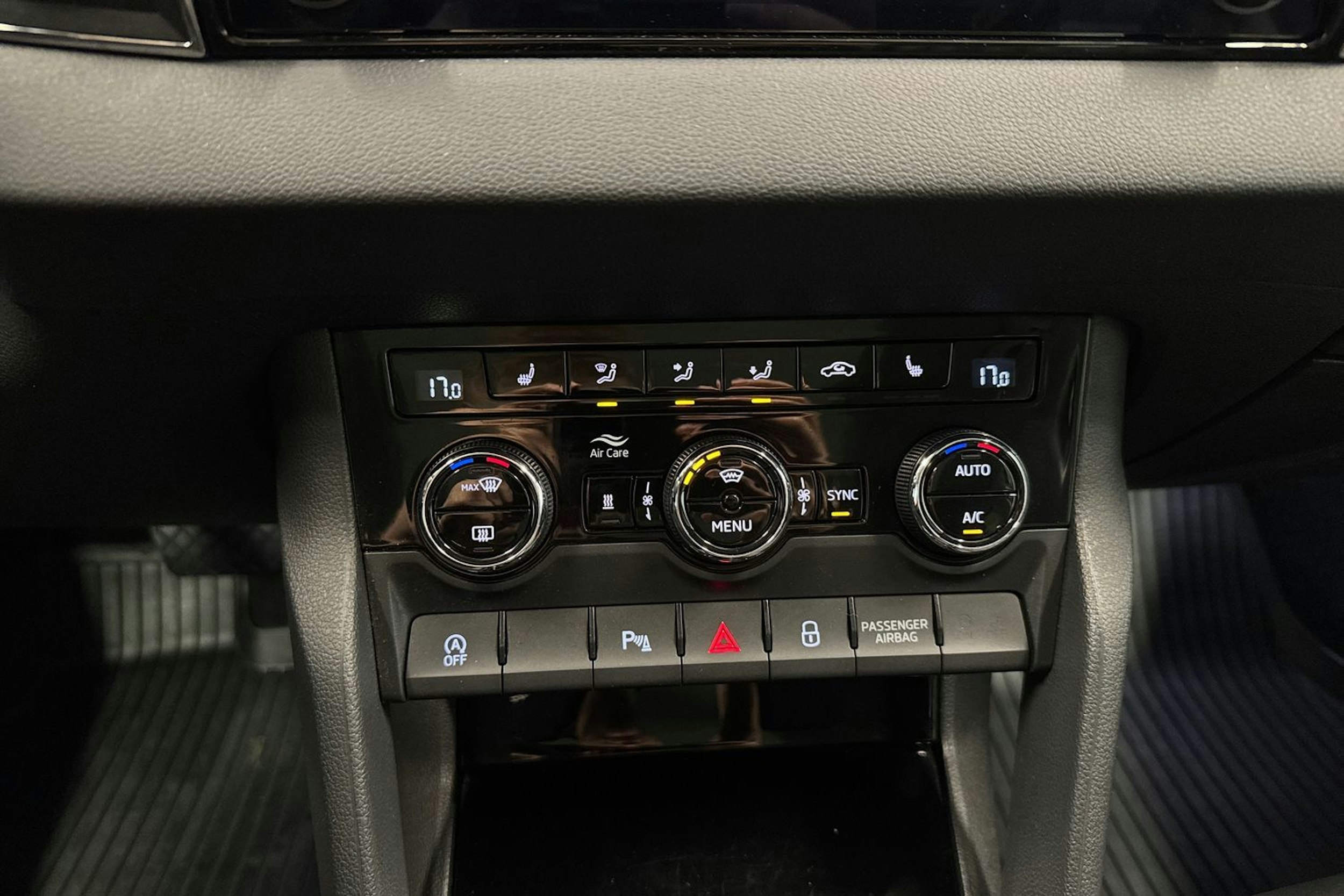 harmaa Skoda Karoq 2019 kuva 17.