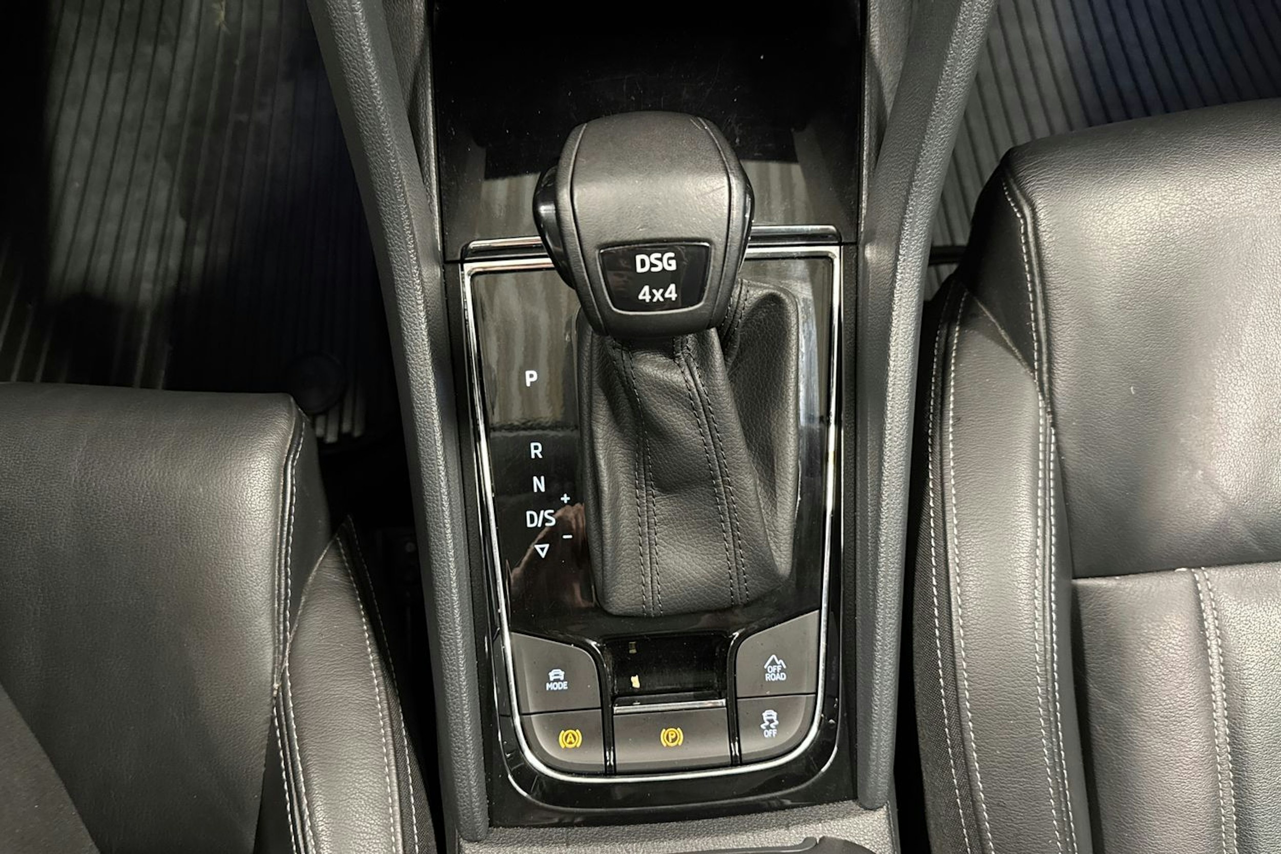 harmaa Skoda Karoq 2019 kuva 18.