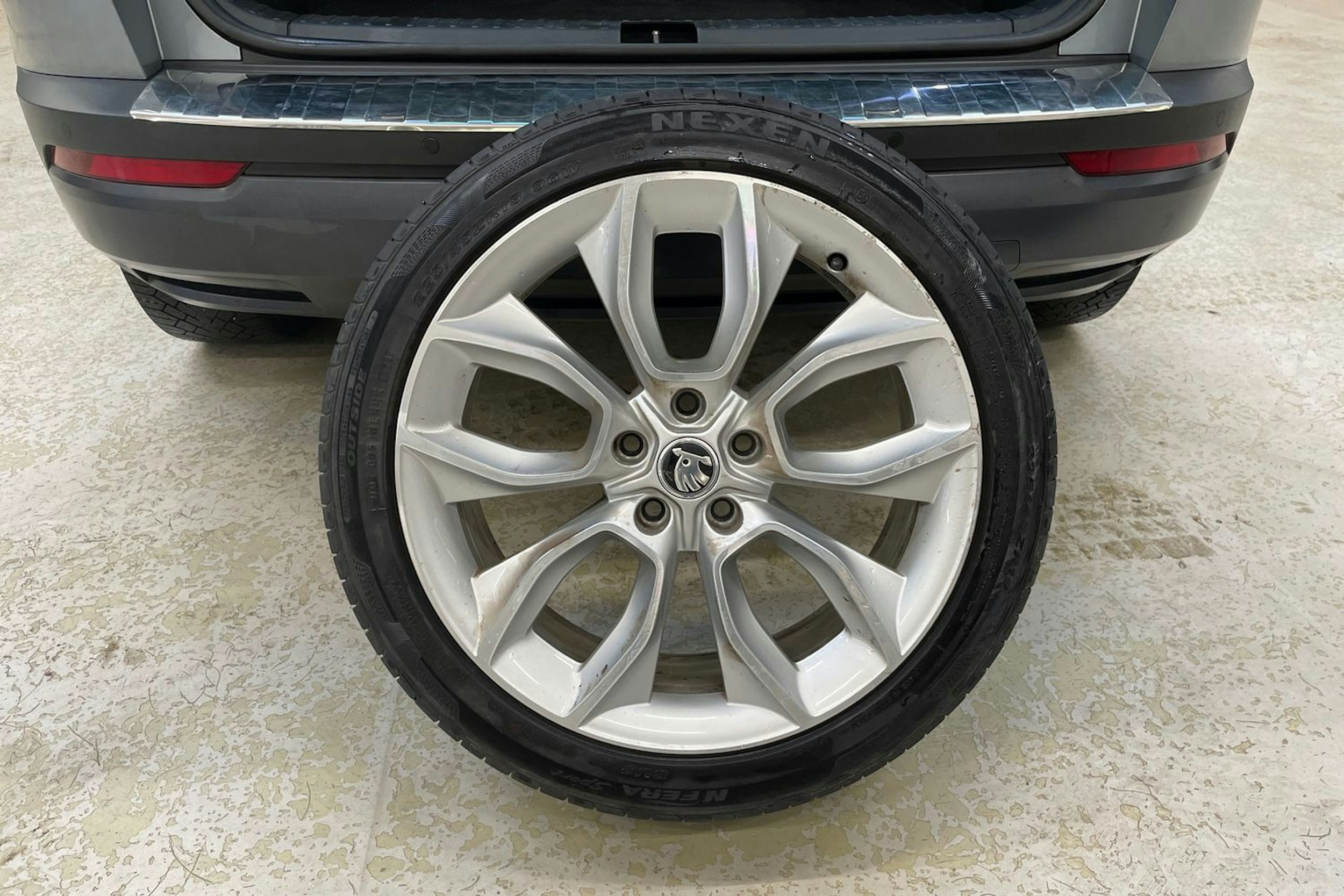 harmaa Skoda Karoq 2019 kuva 13.