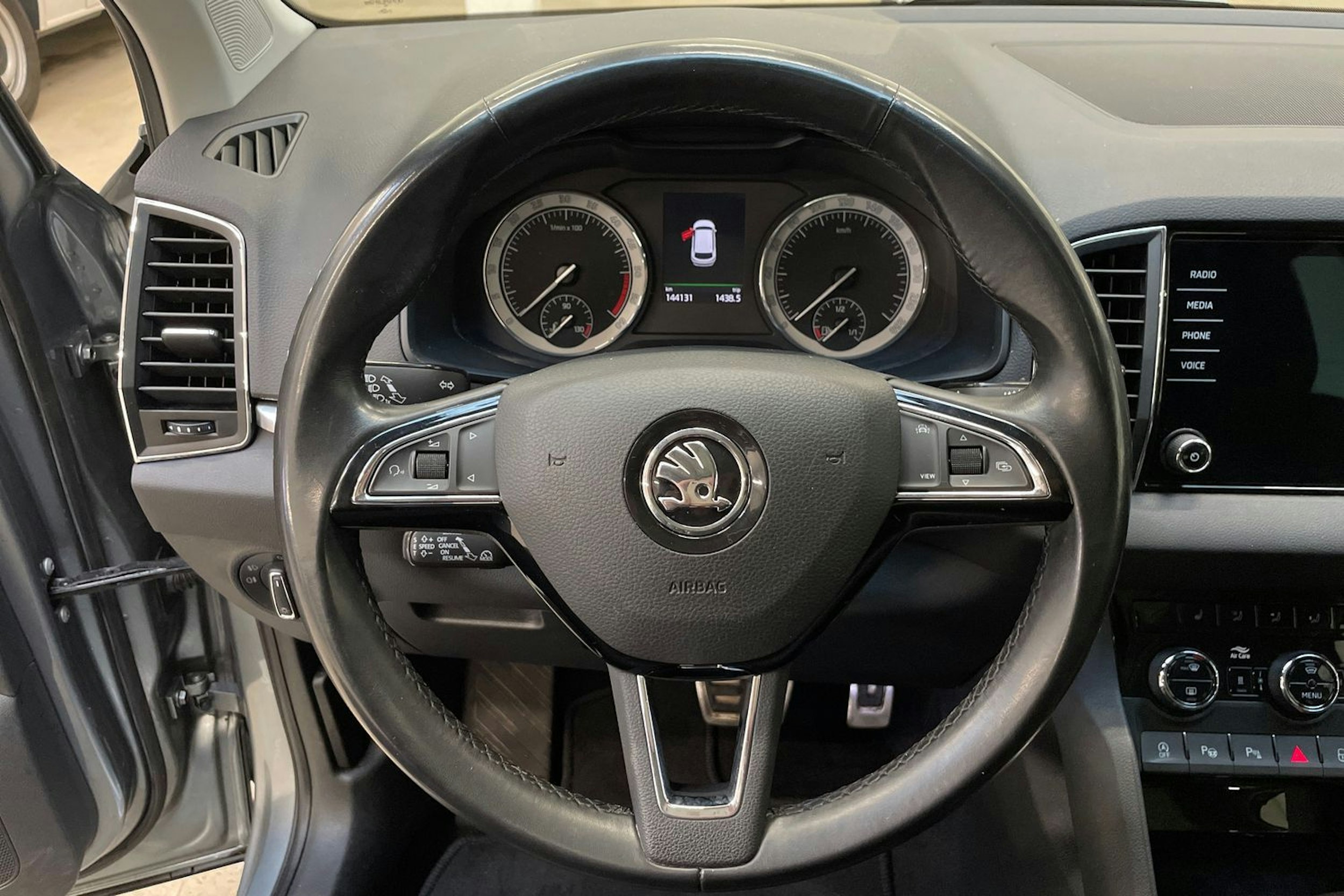 harmaa Skoda Karoq 2019 kuva 16.