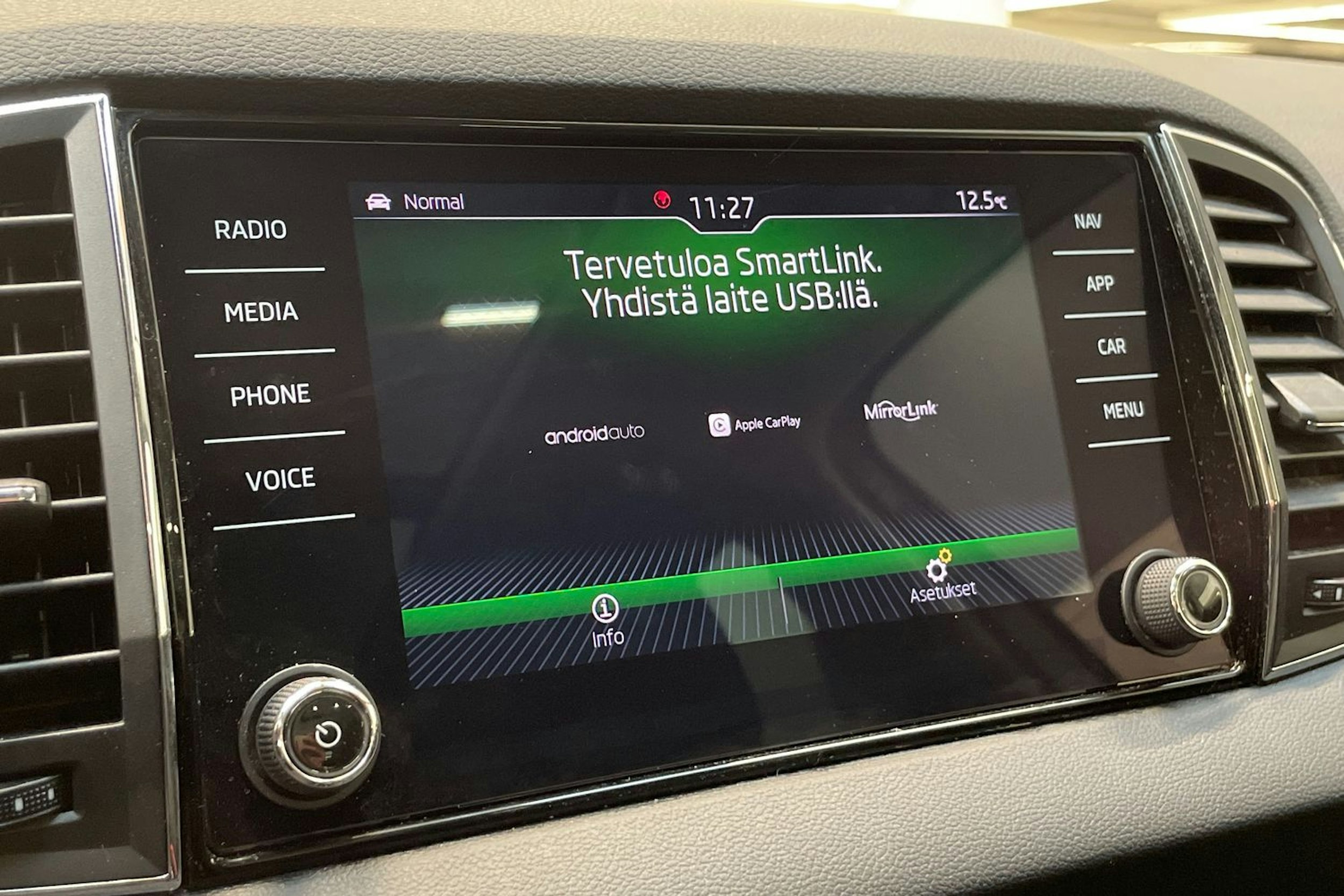 harmaa Skoda Karoq 2019 kuva 24.