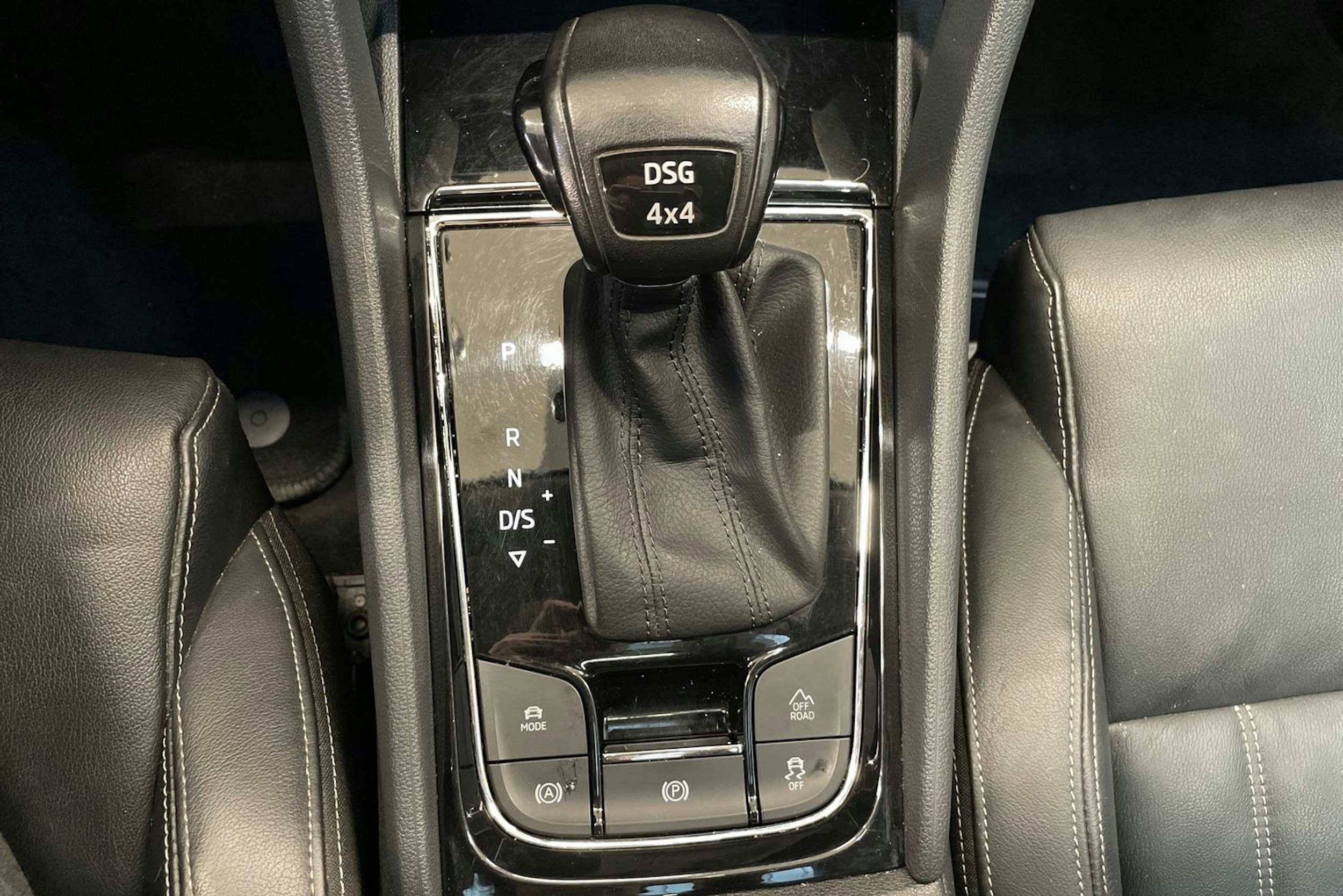 harmaa Skoda Karoq 2019 kuva 28.