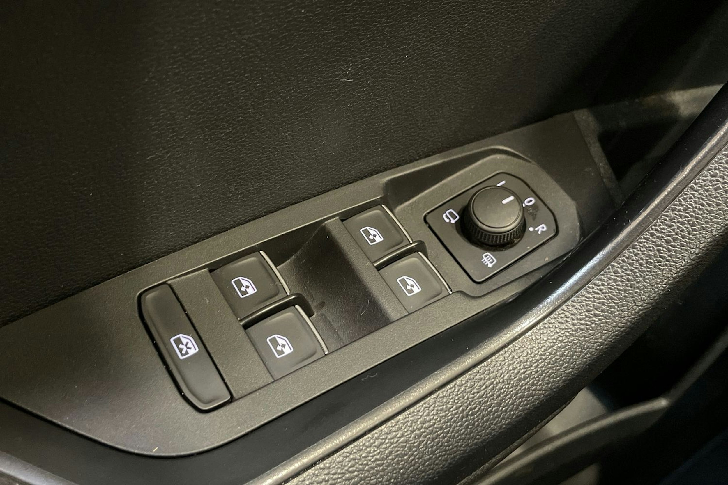 harmaa Skoda Karoq 2019 kuva 30.