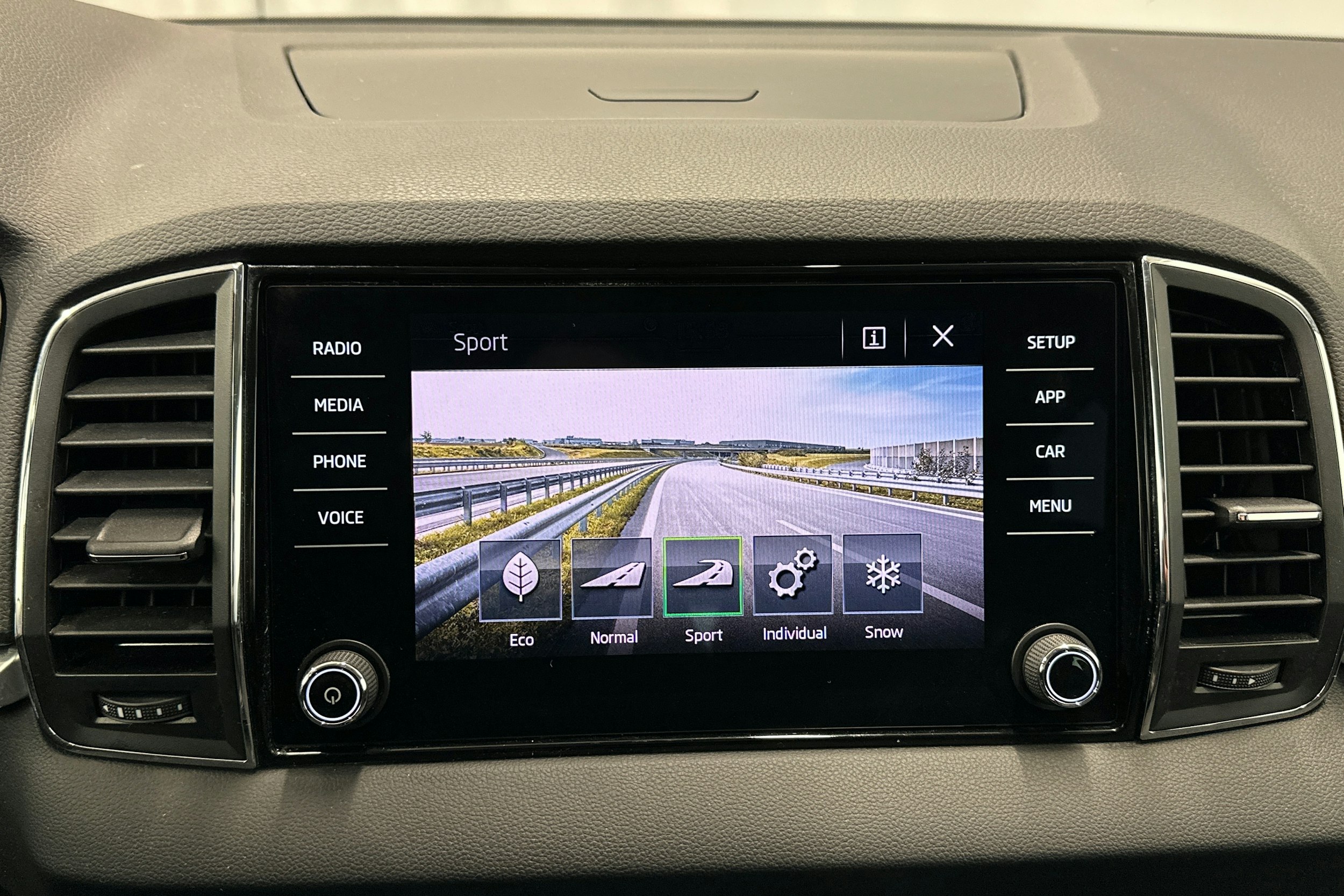 met. harmaa Skoda Karoq 2019 kuva 23.