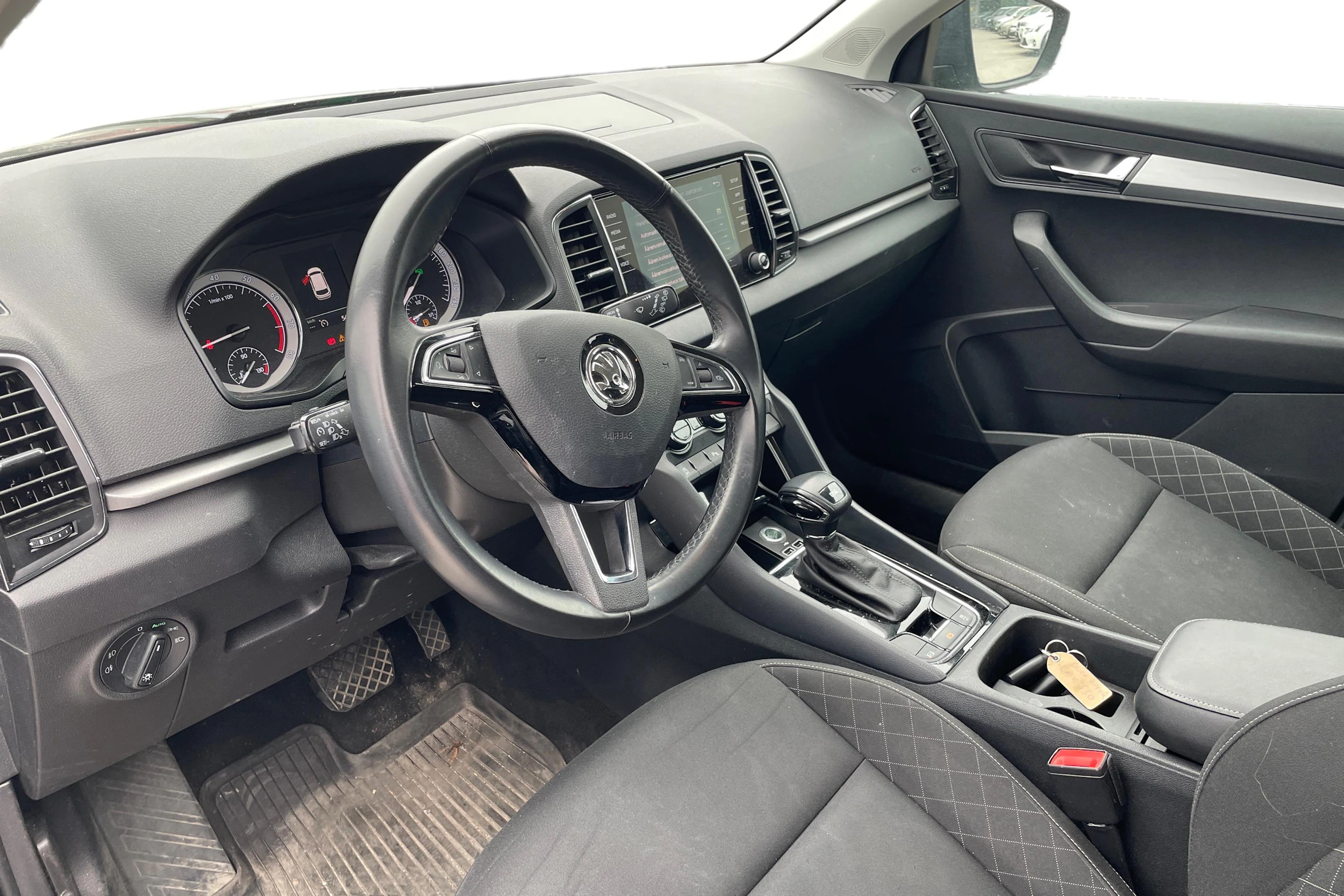 harmaa Skoda Karoq 2020 kuva 3.