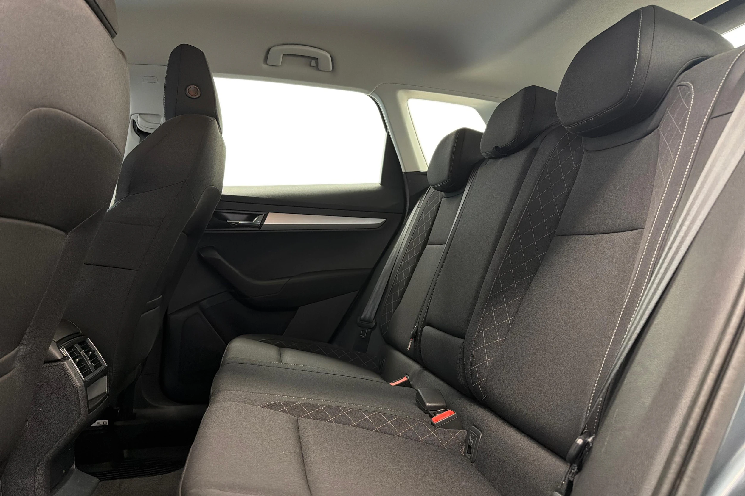 harmaa Skoda Karoq 2020 kuva 8.