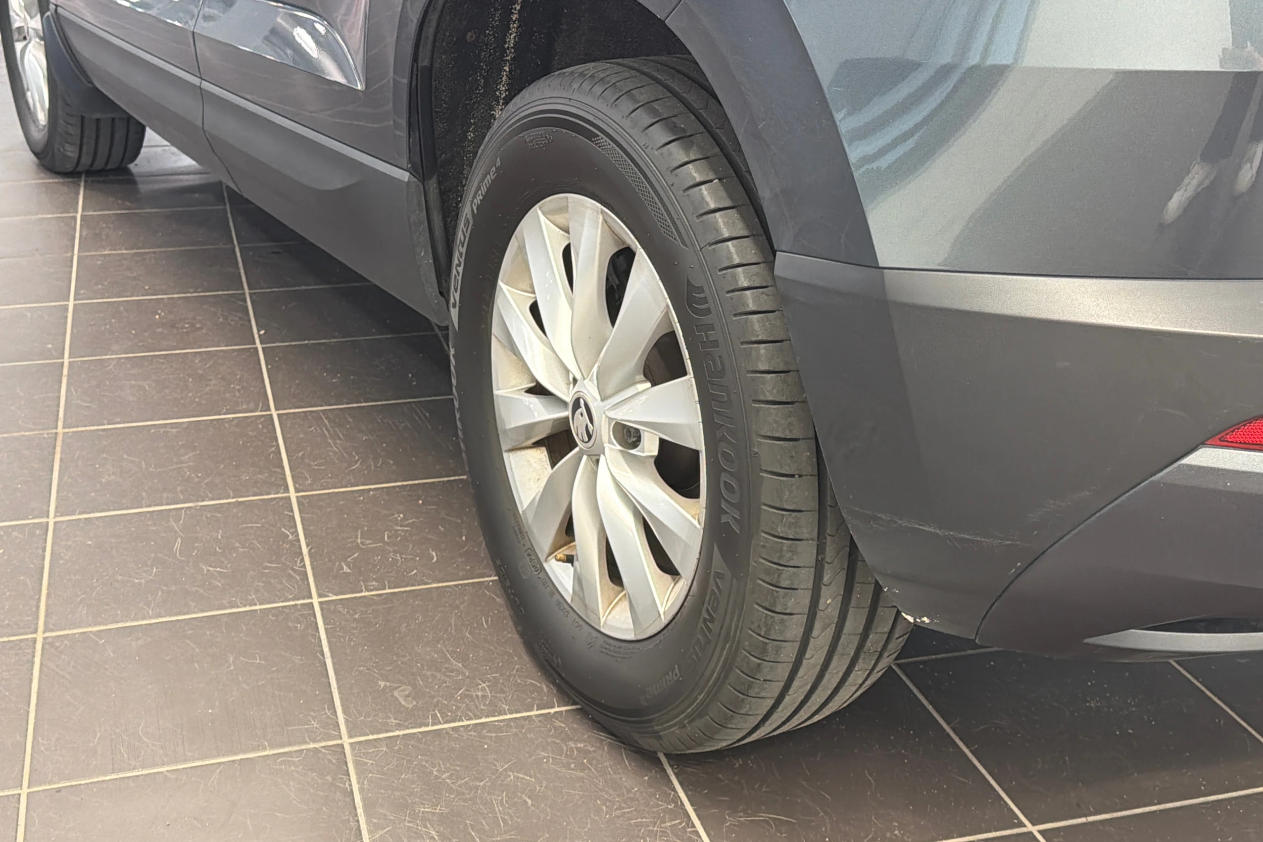 harmaa Skoda Karoq 2020 kuva 10.