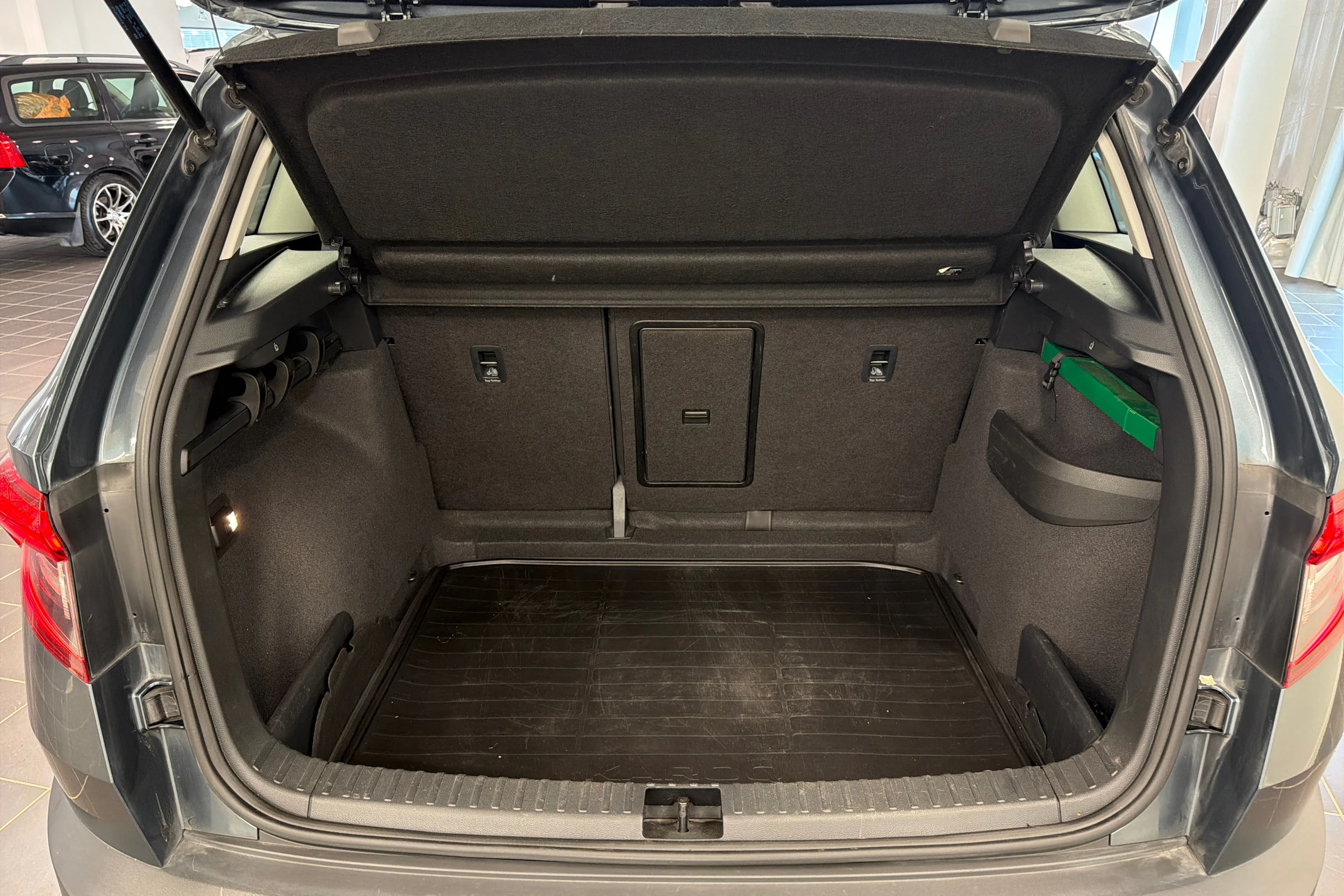 harmaa Skoda Karoq 2020 kuva 11.