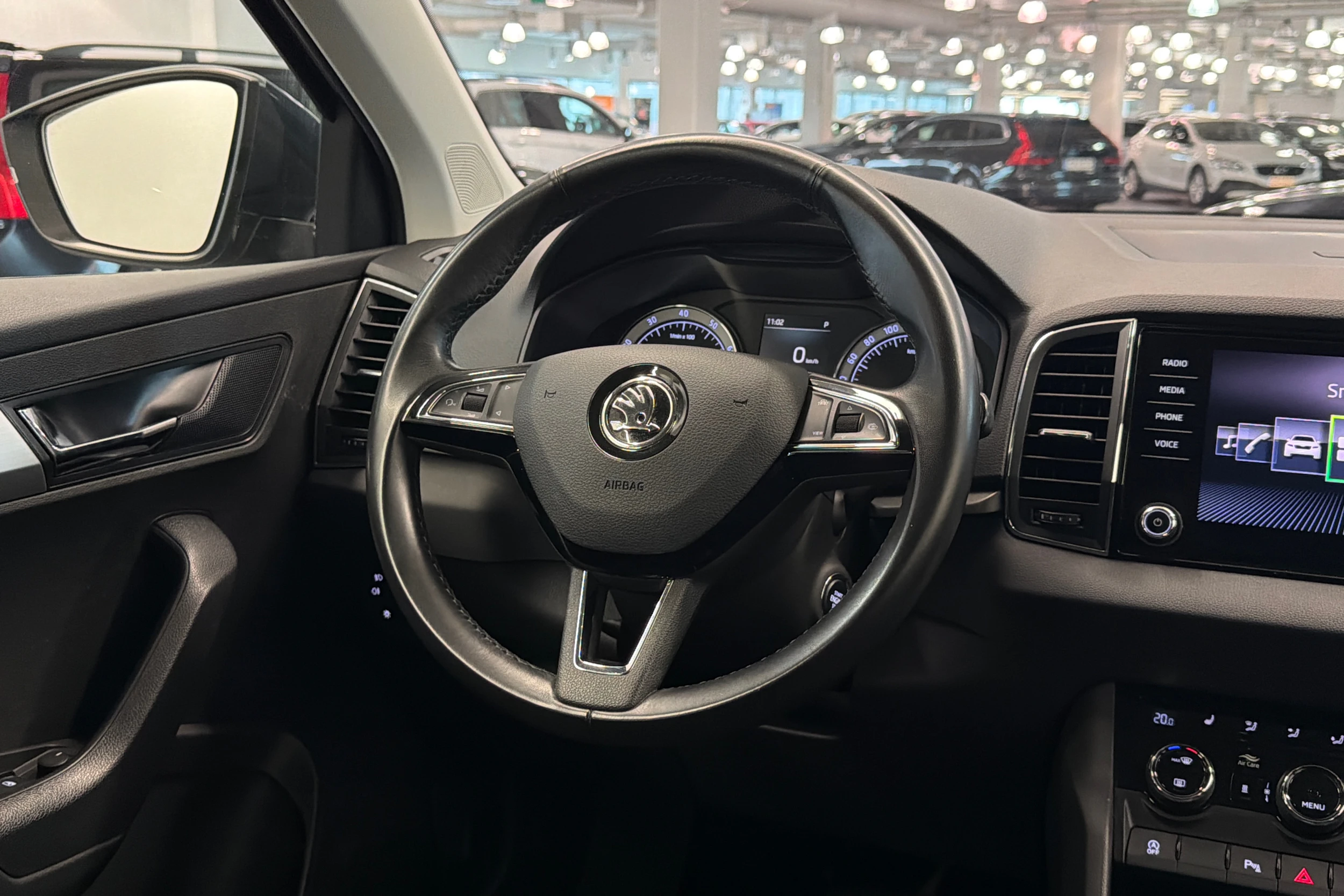 harmaa Skoda Karoq 2020 kuva 15.