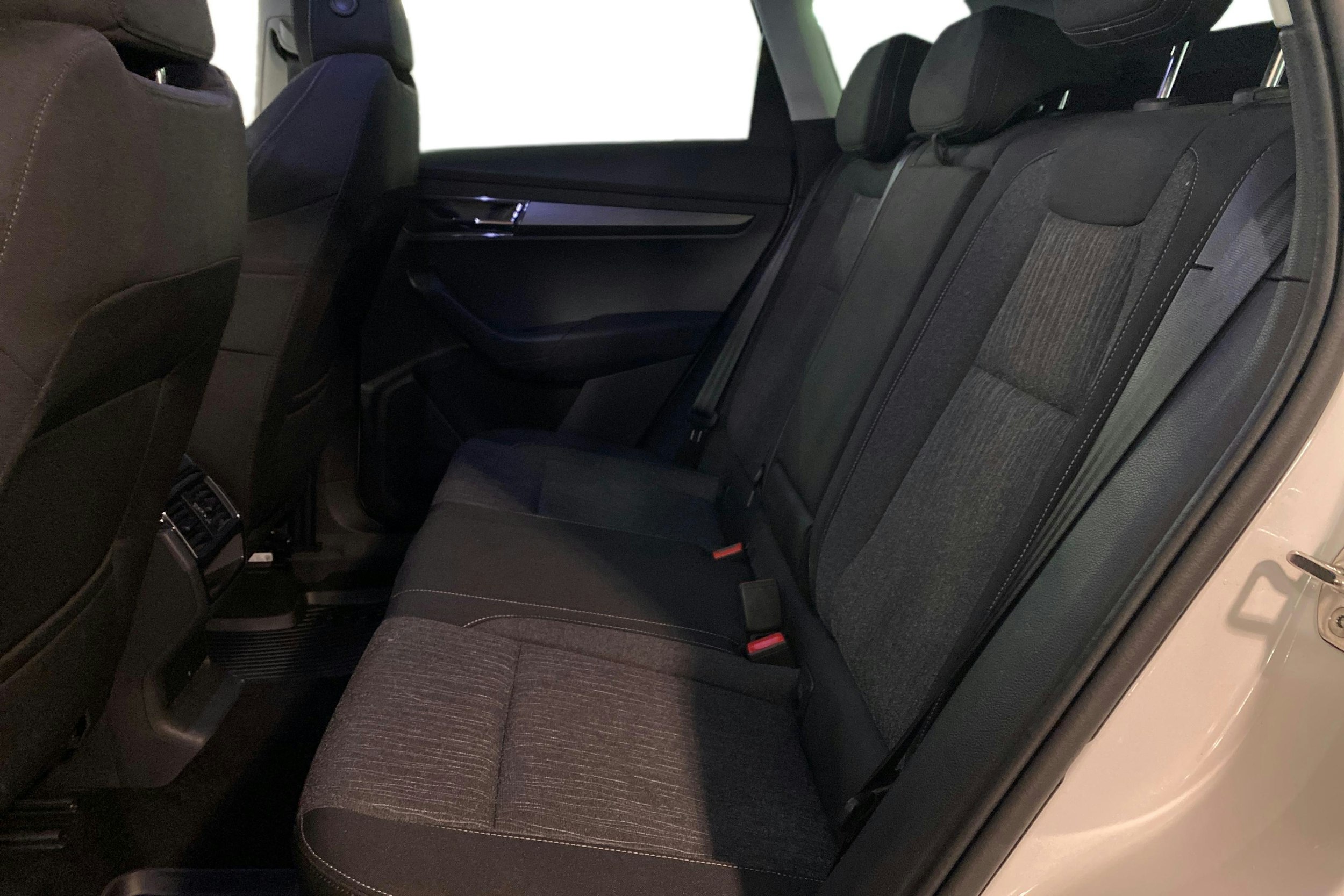 Valkoinen Skoda KAROQ 2020 kuva 10.