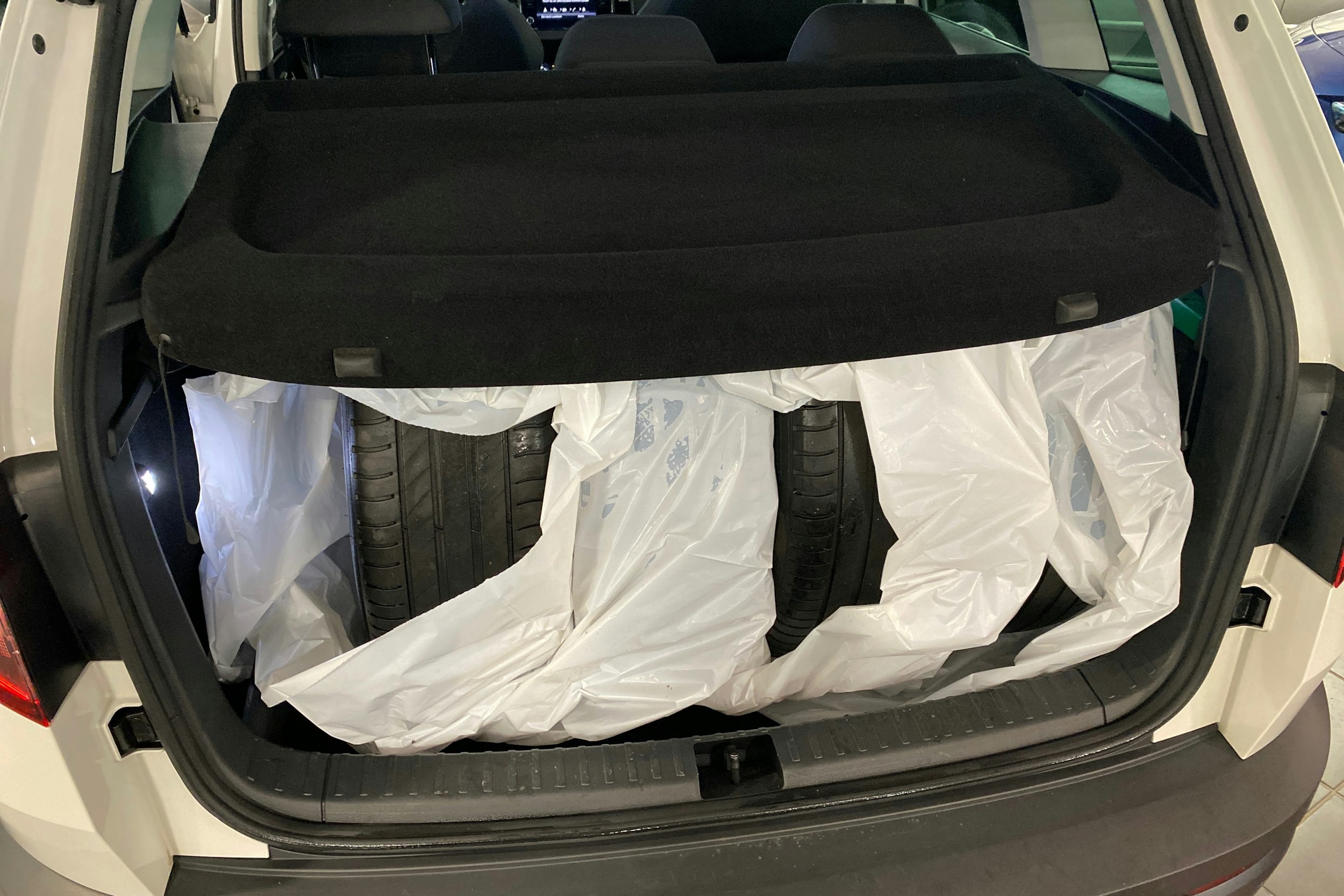 Valkoinen Skoda KAROQ 2020 kuva 14.