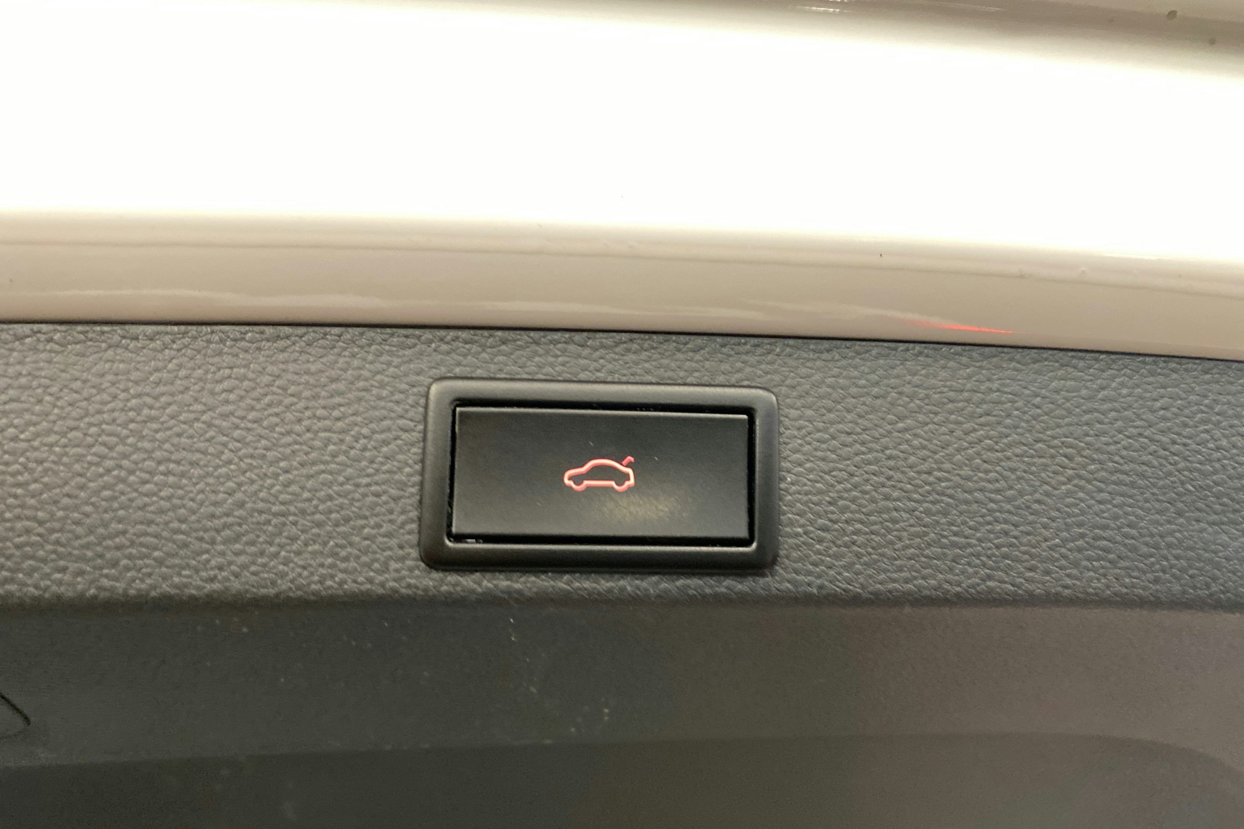 Valkoinen Skoda KAROQ 2020 kuva 17.