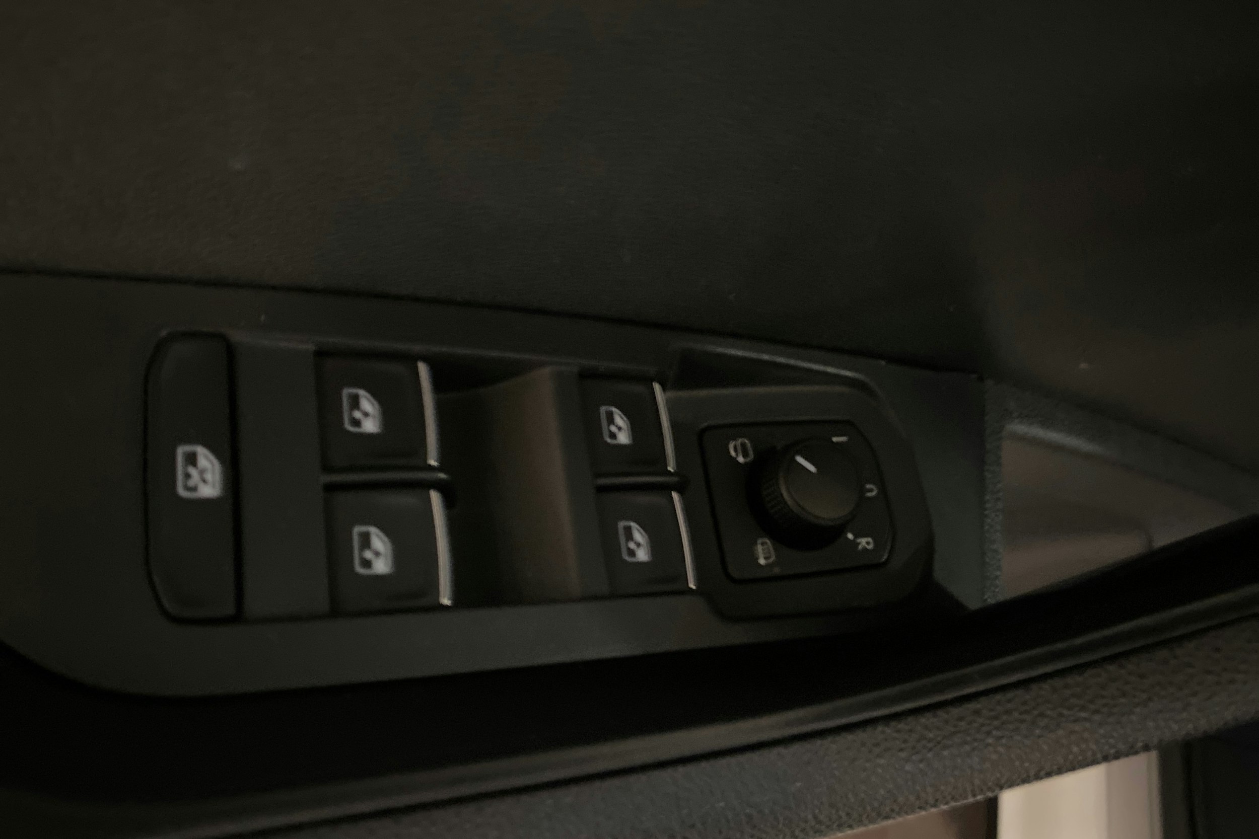 Valkoinen Skoda KAROQ 2020 kuva 18.