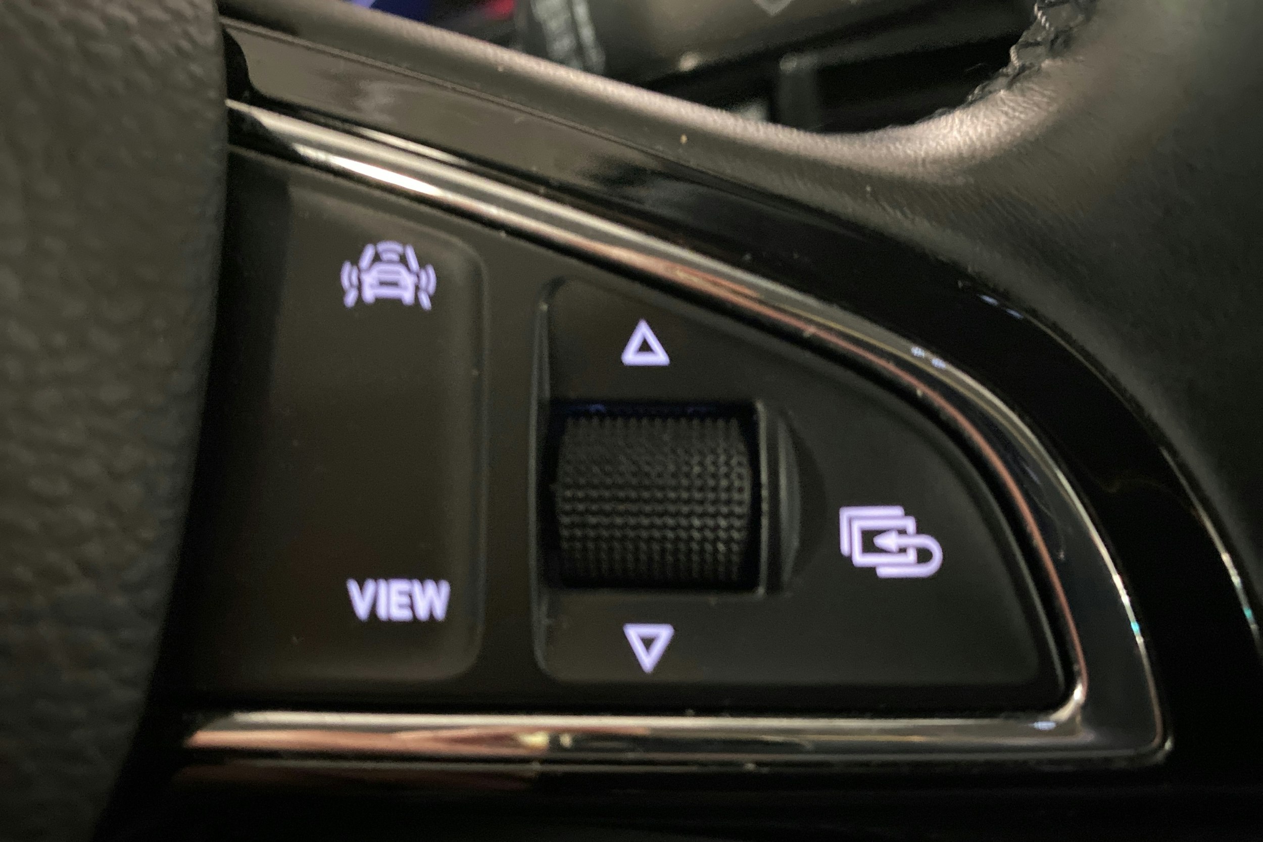 Valkoinen Skoda KAROQ 2020 kuva 21.