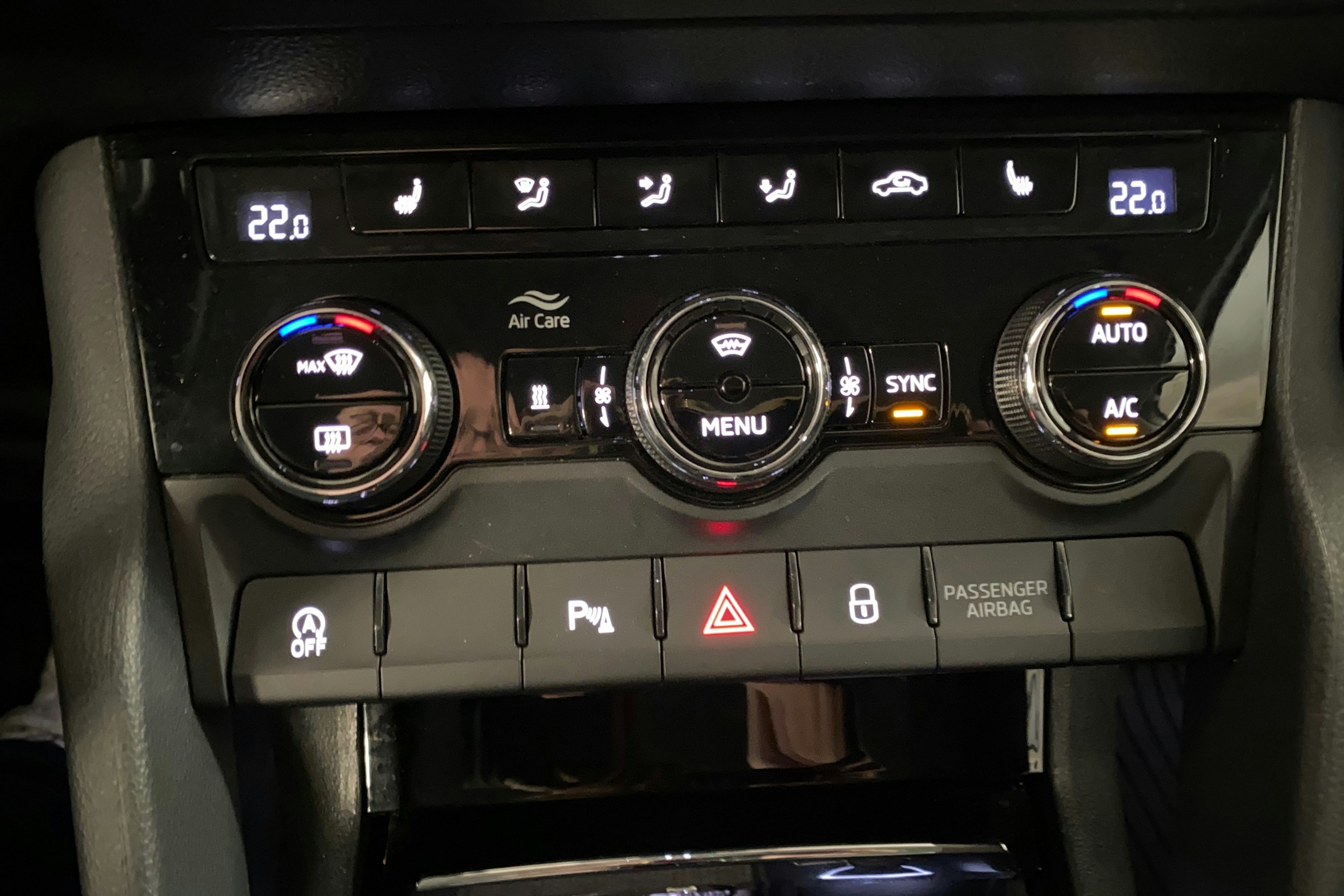 Valkoinen Skoda KAROQ 2020 kuva 23.