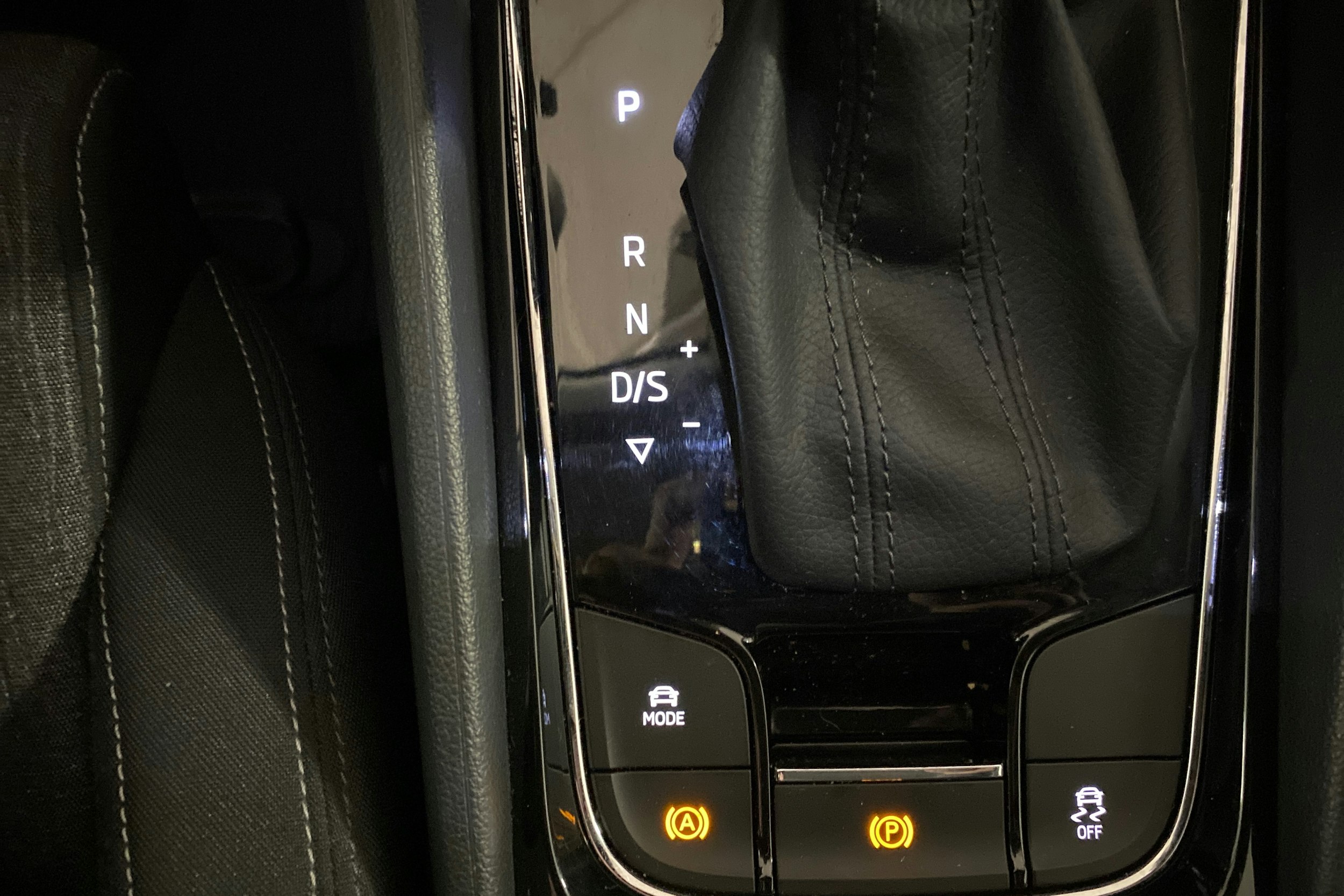 Valkoinen Skoda KAROQ 2020 kuva 24.