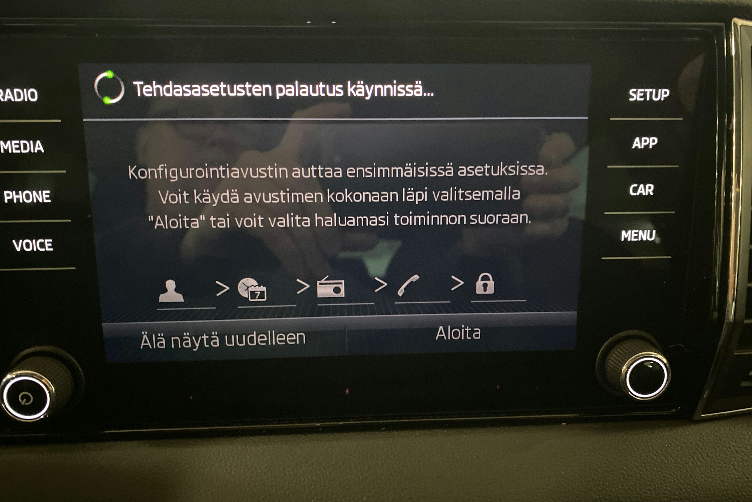 Valkoinen Skoda KAROQ 2020 kuva 26.
