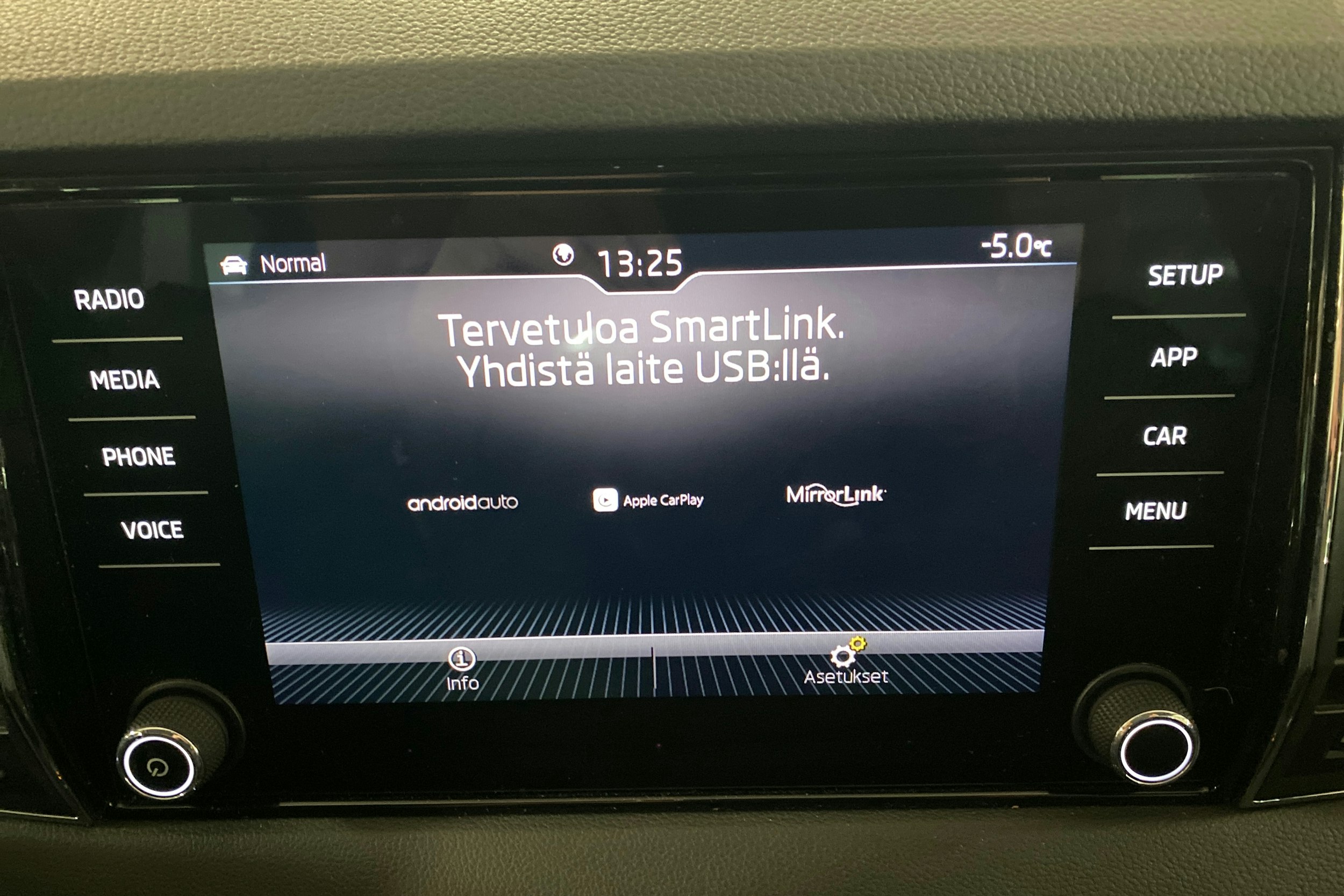 Valkoinen Skoda KAROQ 2020 kuva 27.