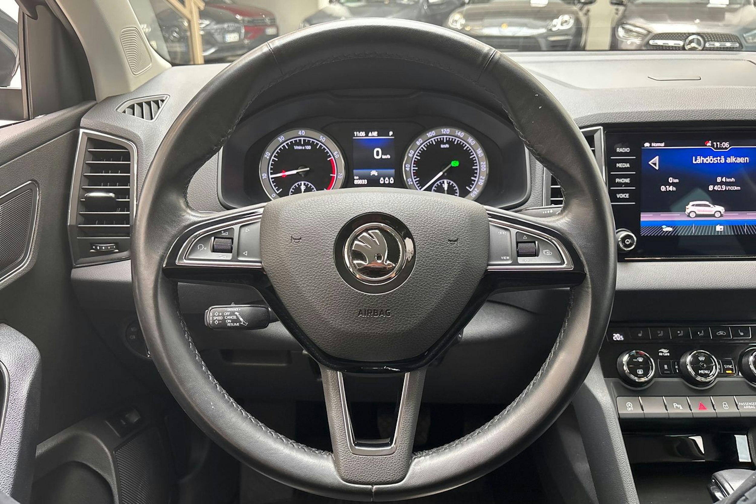 harmaa Skoda Karoq 2020 kuva 17.