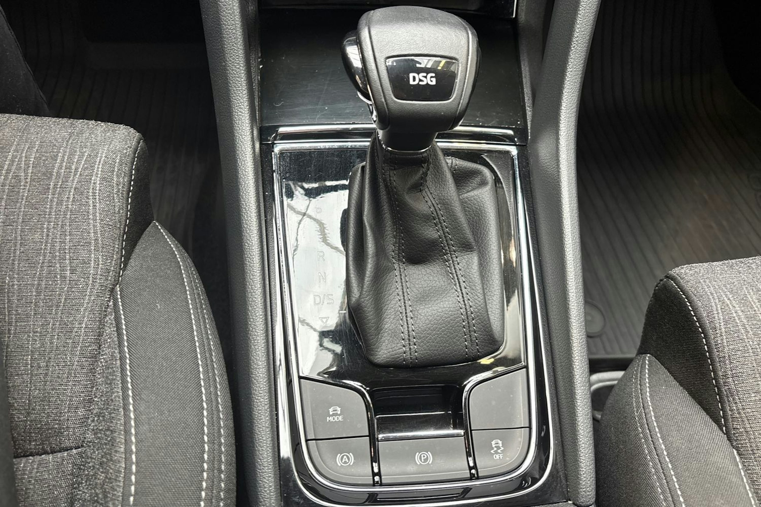 harmaa Skoda Karoq 2020 kuva 24.