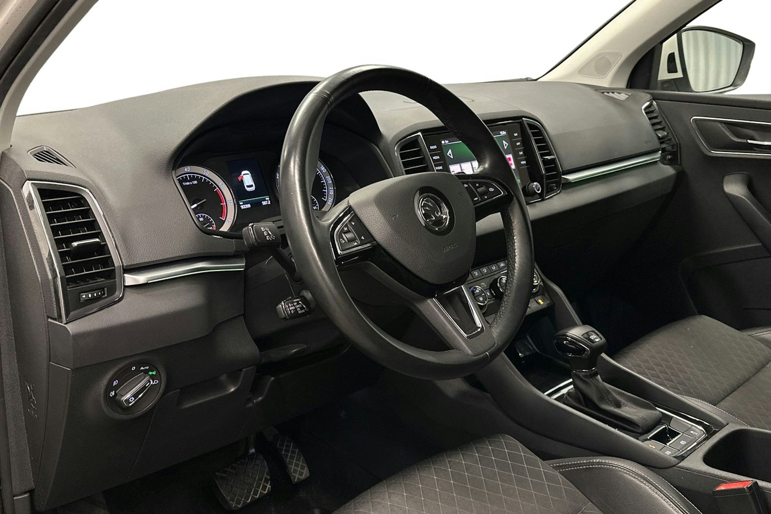valkoinen Skoda Karoq 2020 kuva 7.