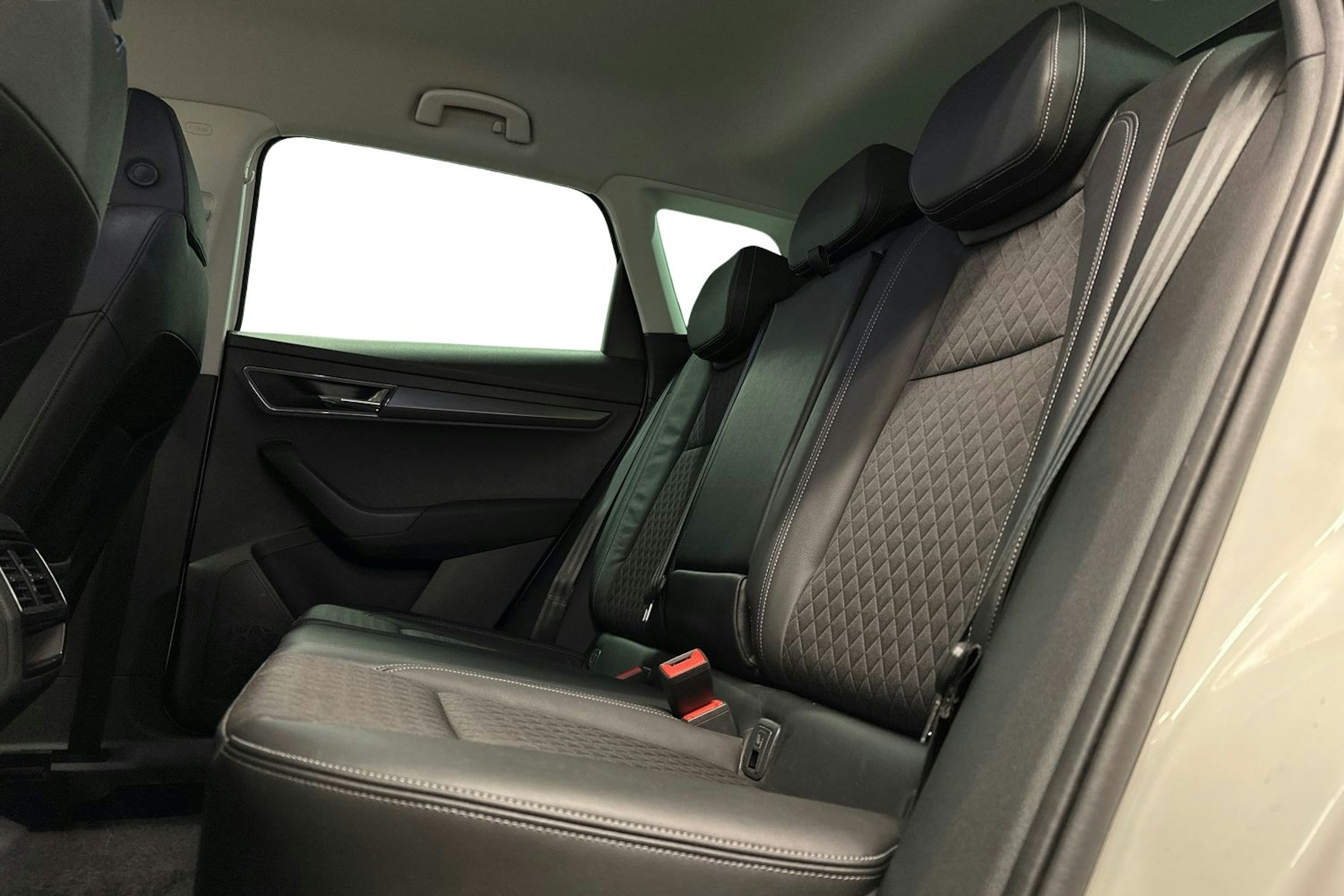 valkoinen Skoda Karoq 2020 kuva 10.