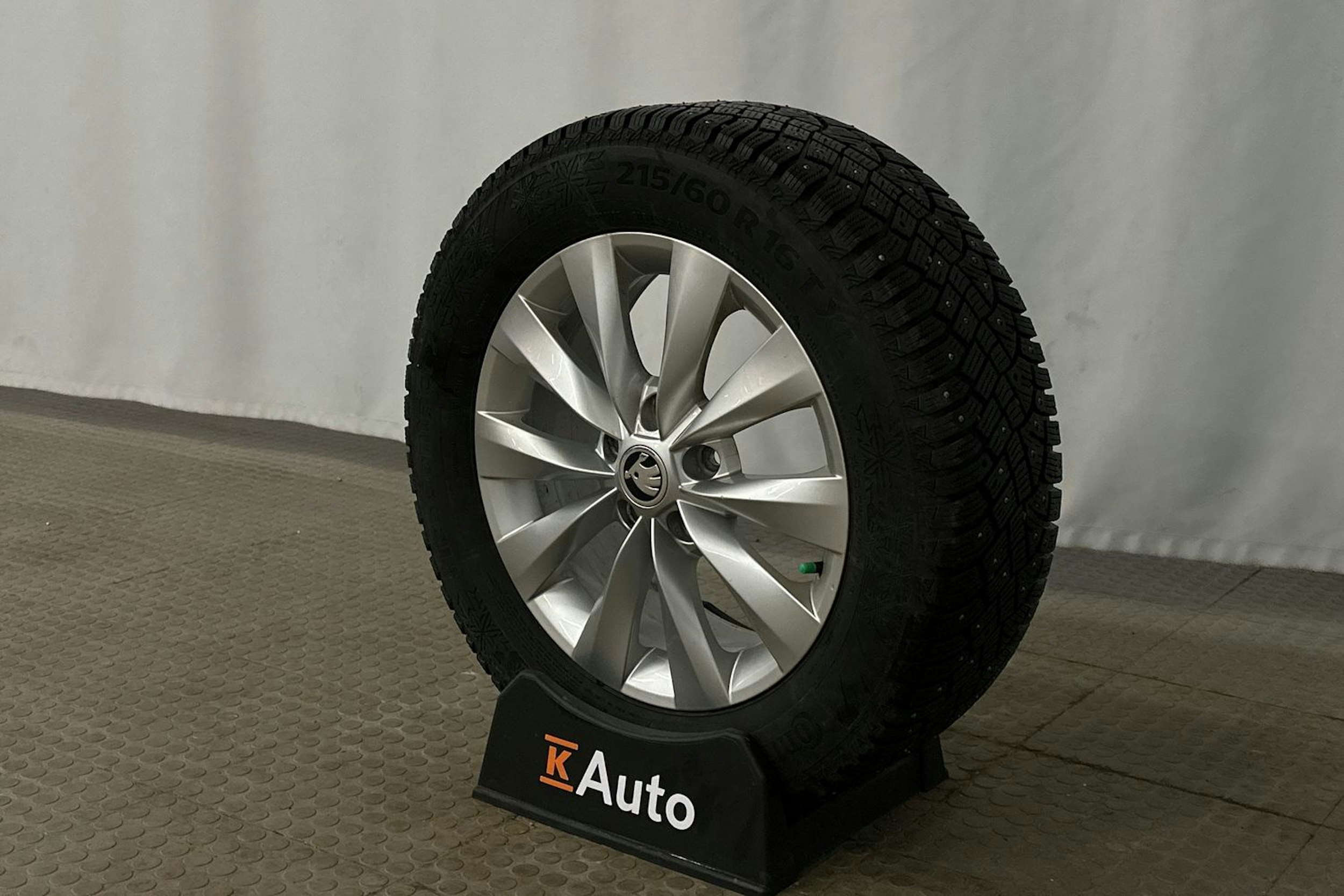 valkoinen Skoda Karoq 2020 kuva 13.