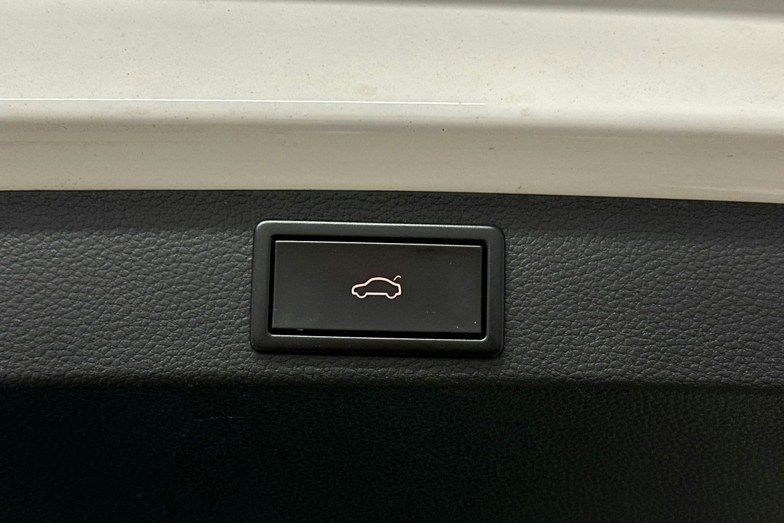 valkoinen Skoda Karoq 2020 kuva 15.