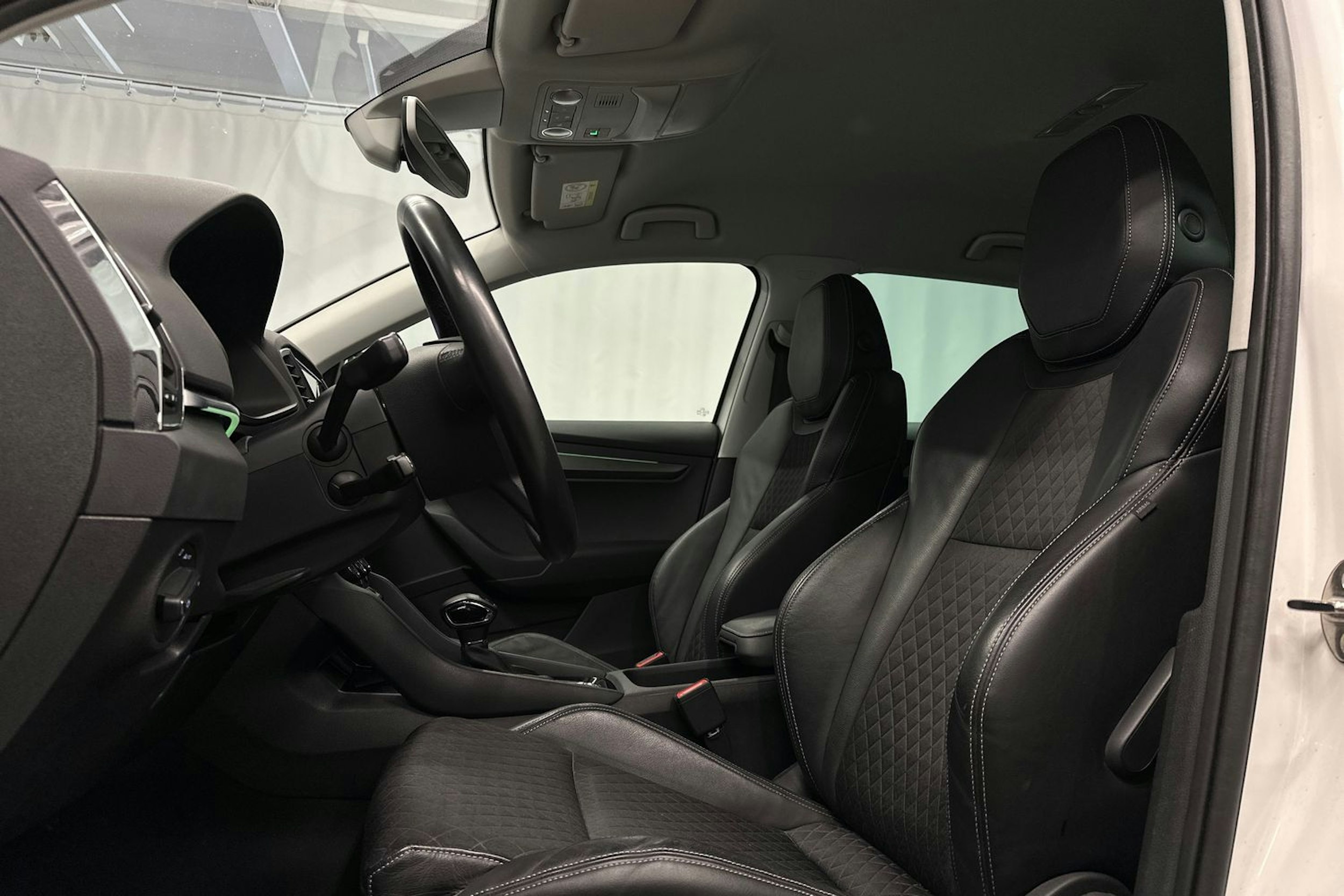valkoinen Skoda Karoq 2020 kuva 16.
