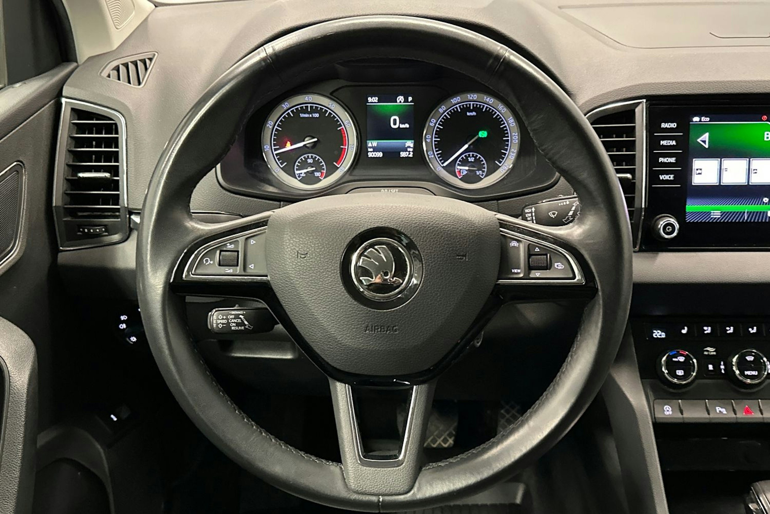 valkoinen Skoda Karoq 2020 kuva 17.