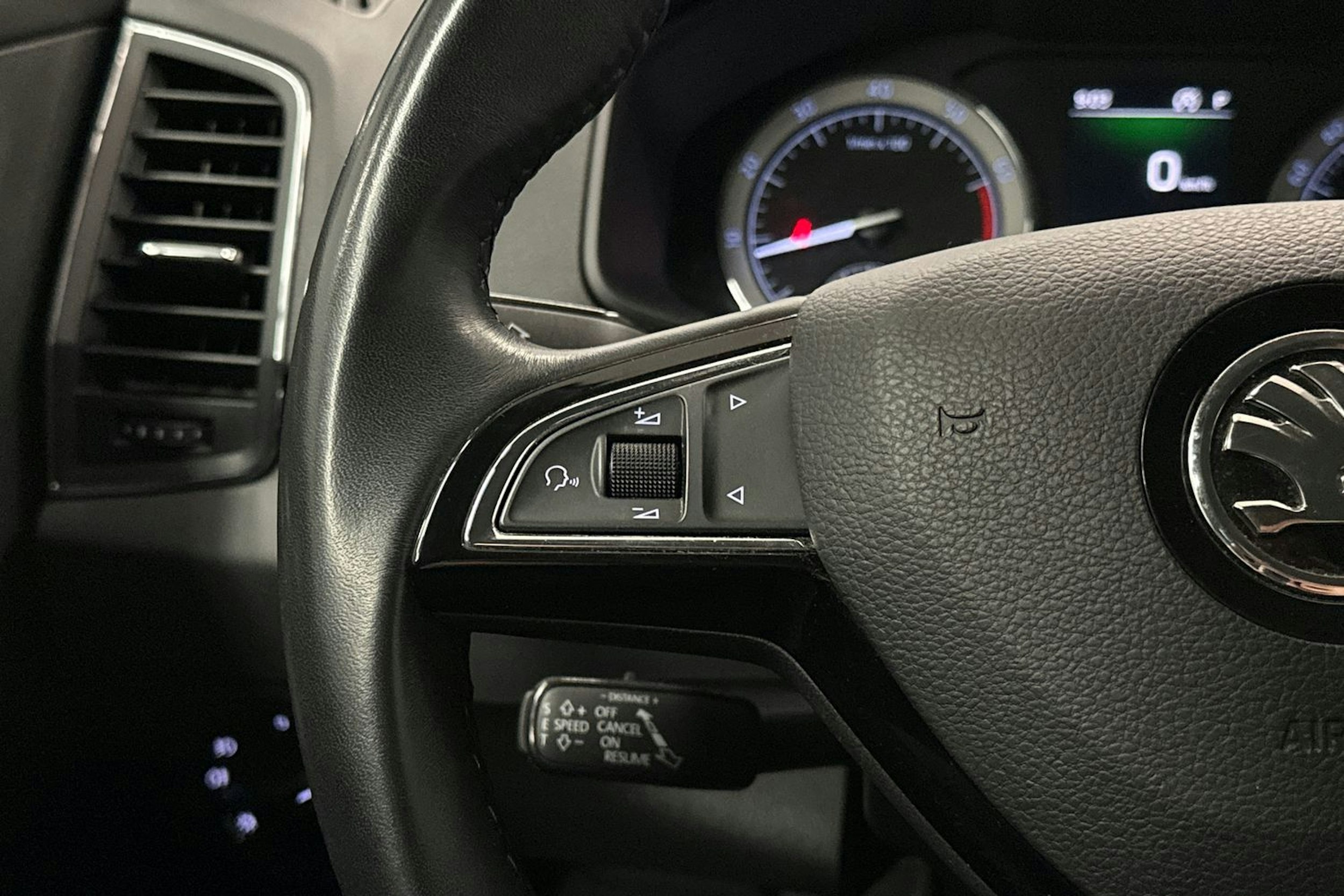 valkoinen Skoda Karoq 2020 kuva 18.