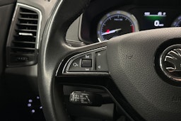 valkoinen Skoda Karoq 2020 kuva 18.