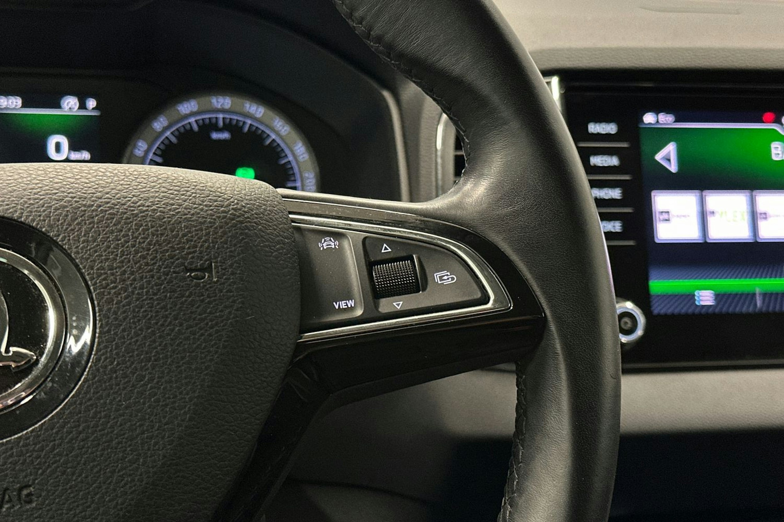 valkoinen Skoda Karoq 2020 kuva 19.
