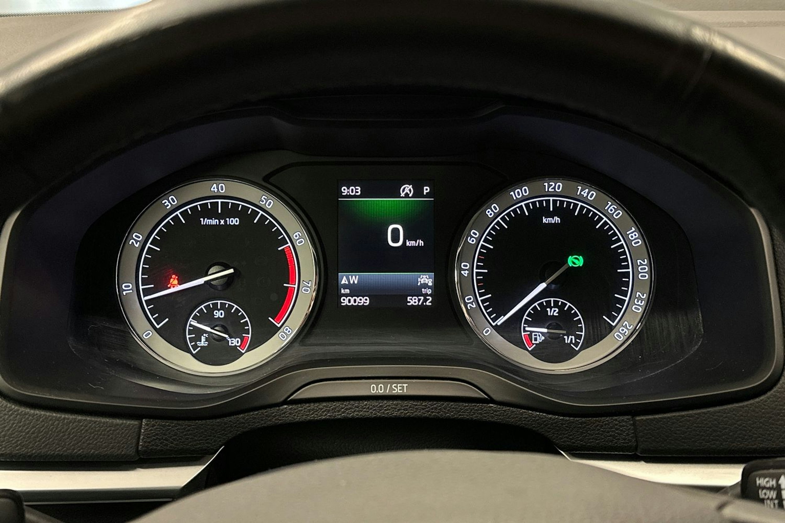 valkoinen Skoda Karoq 2020 kuva 21.