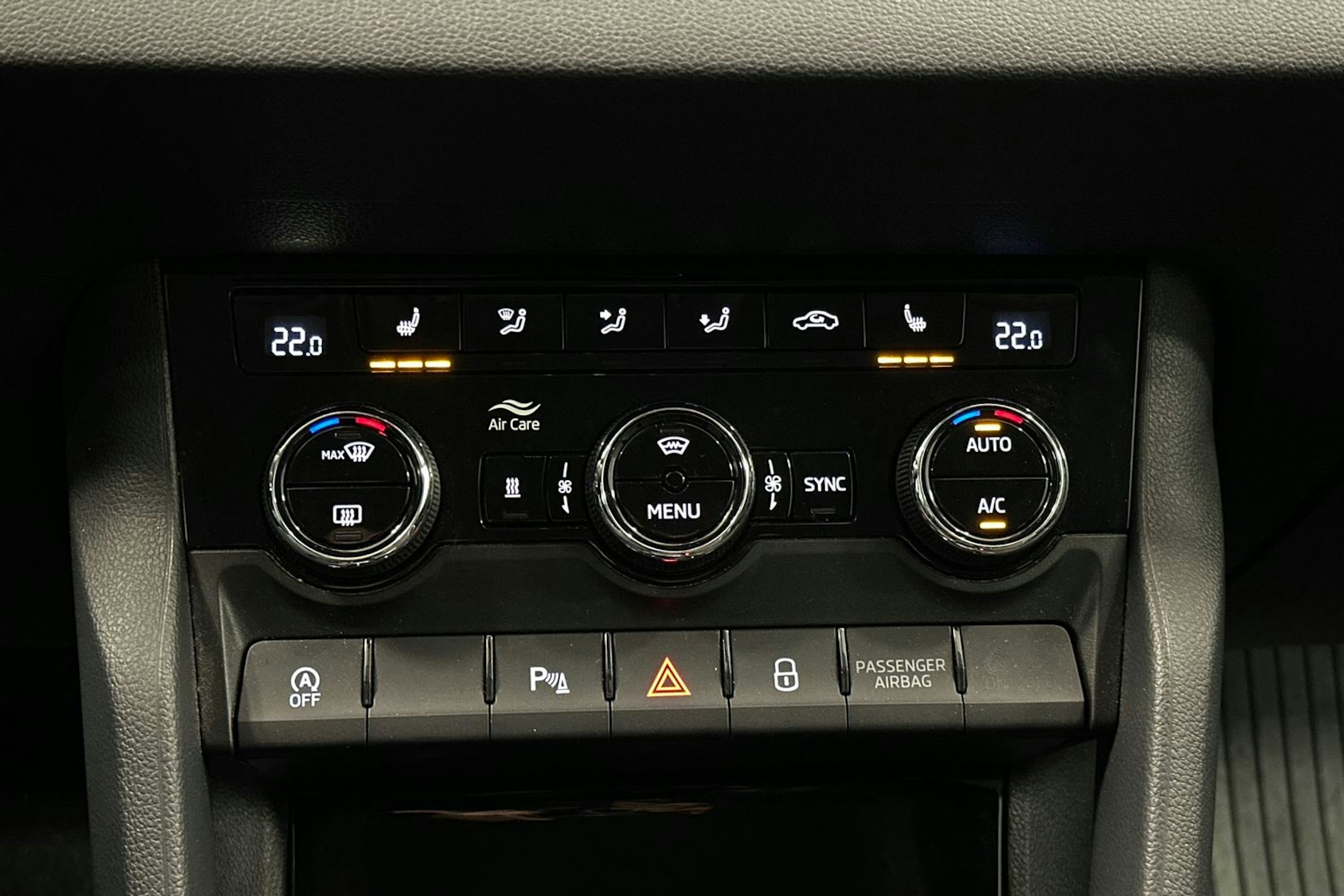valkoinen Skoda Karoq 2020 kuva 23.