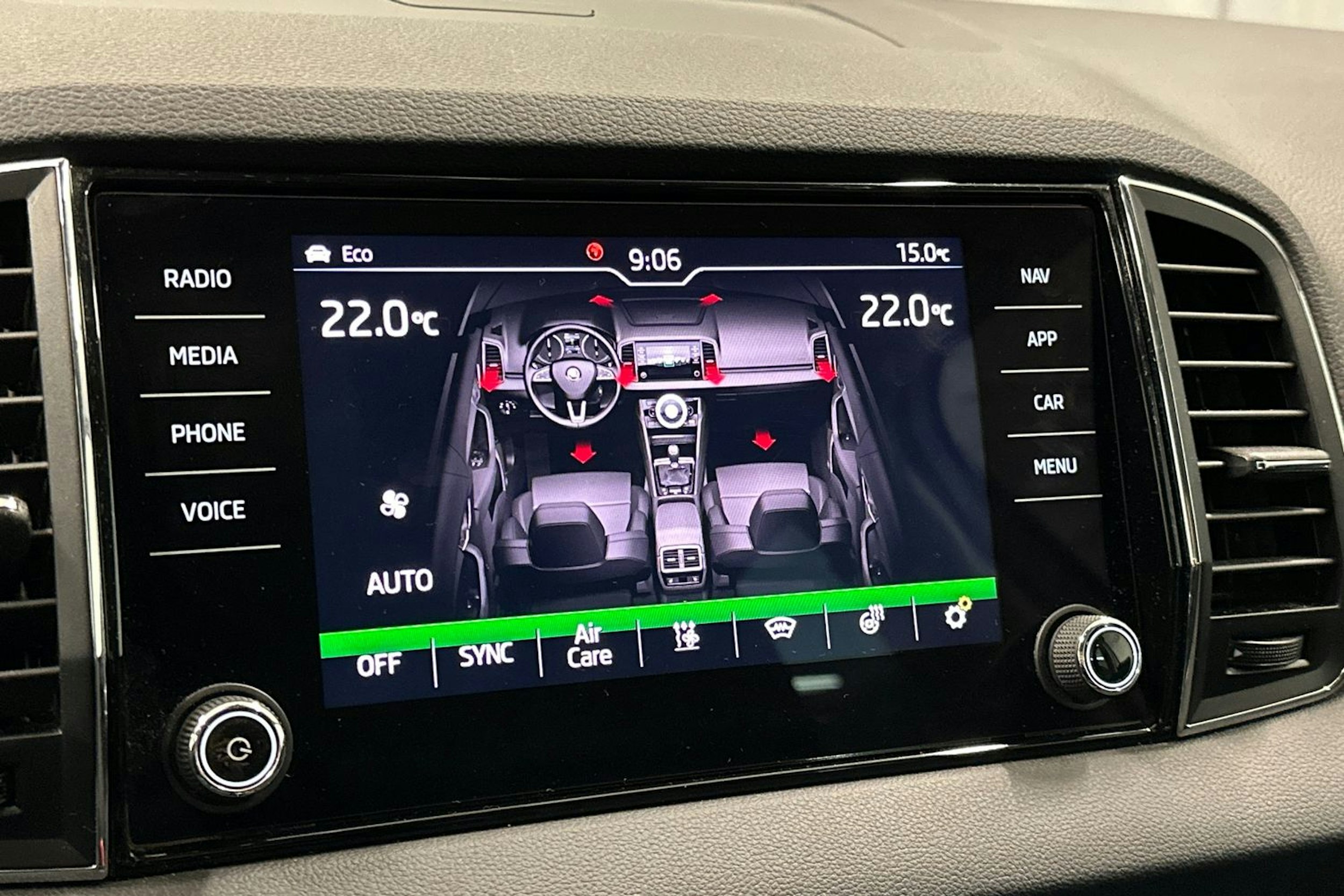 valkoinen Skoda Karoq 2020 kuva 27.