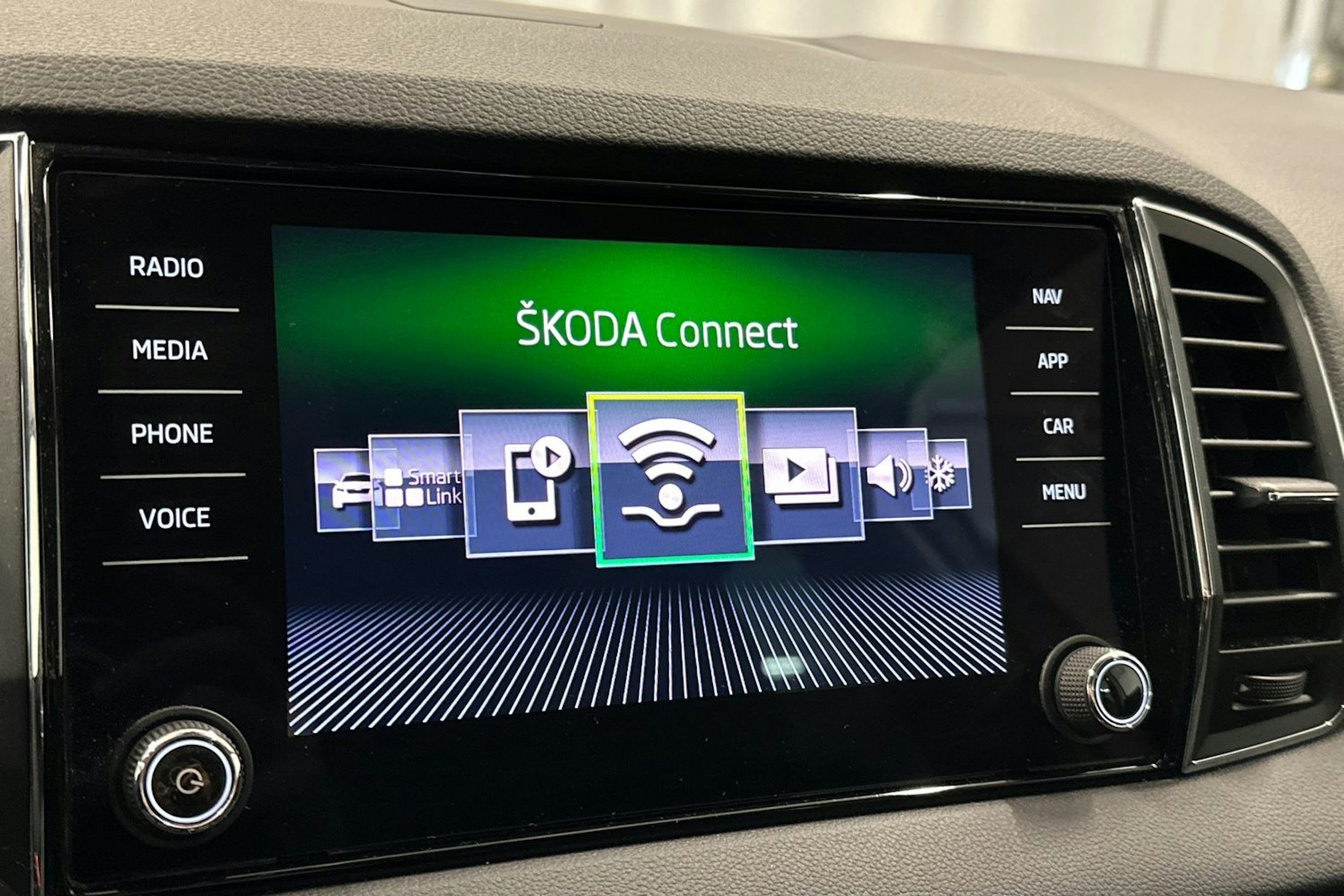 valkoinen Skoda Karoq 2020 kuva 29.
