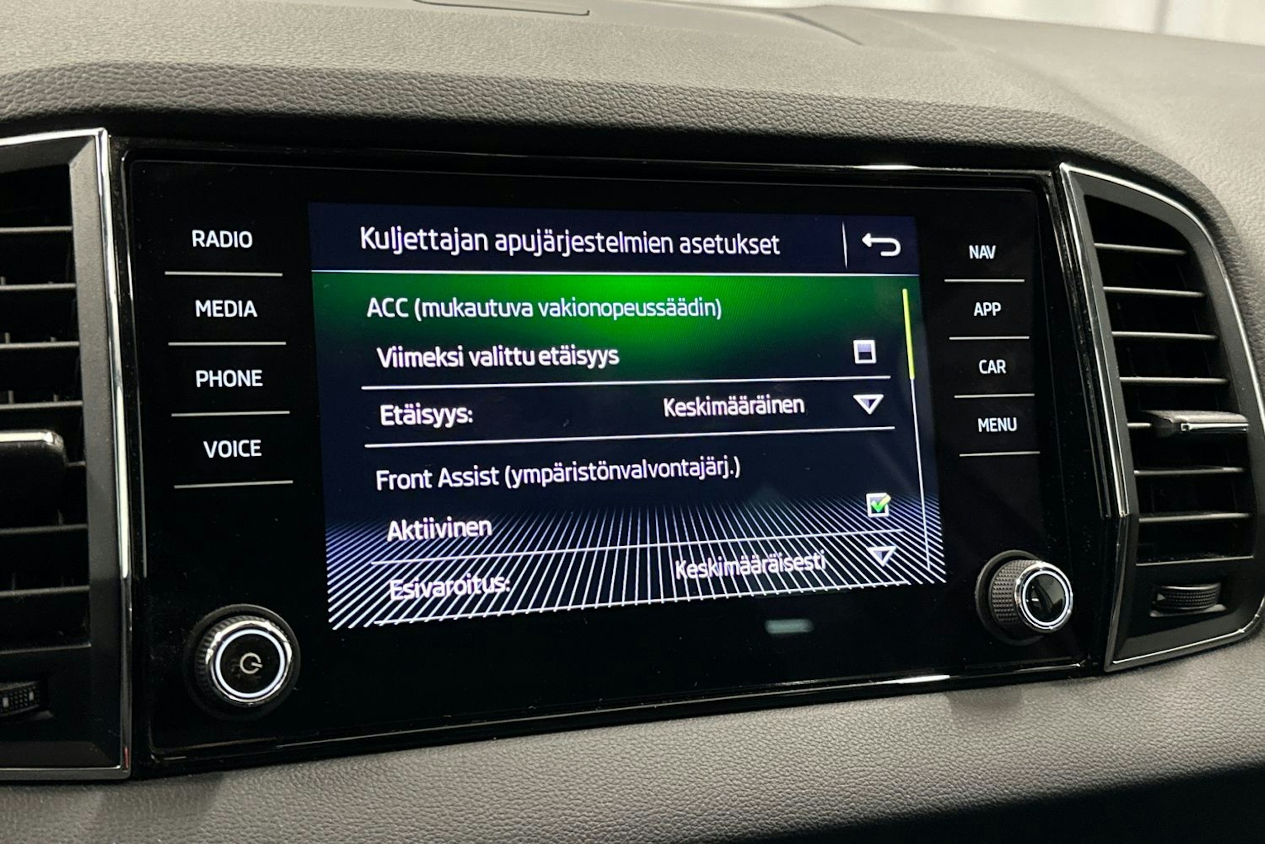 valkoinen Skoda Karoq 2020 kuva 30.