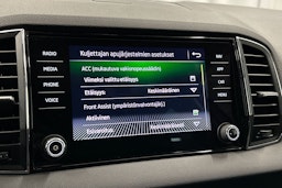 valkoinen Skoda Karoq 2020 kuva 30.