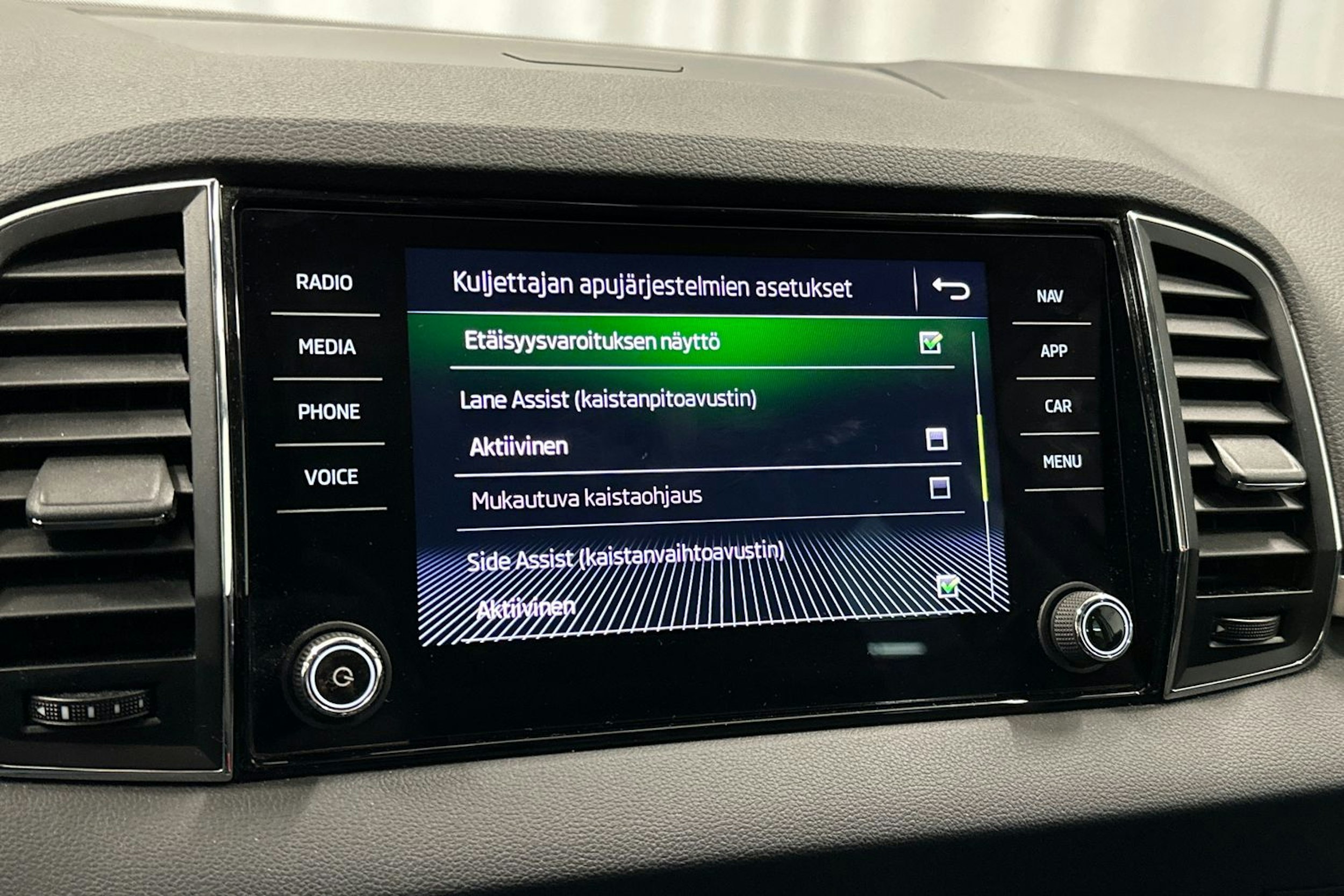 valkoinen Skoda Karoq 2020 kuva 31.