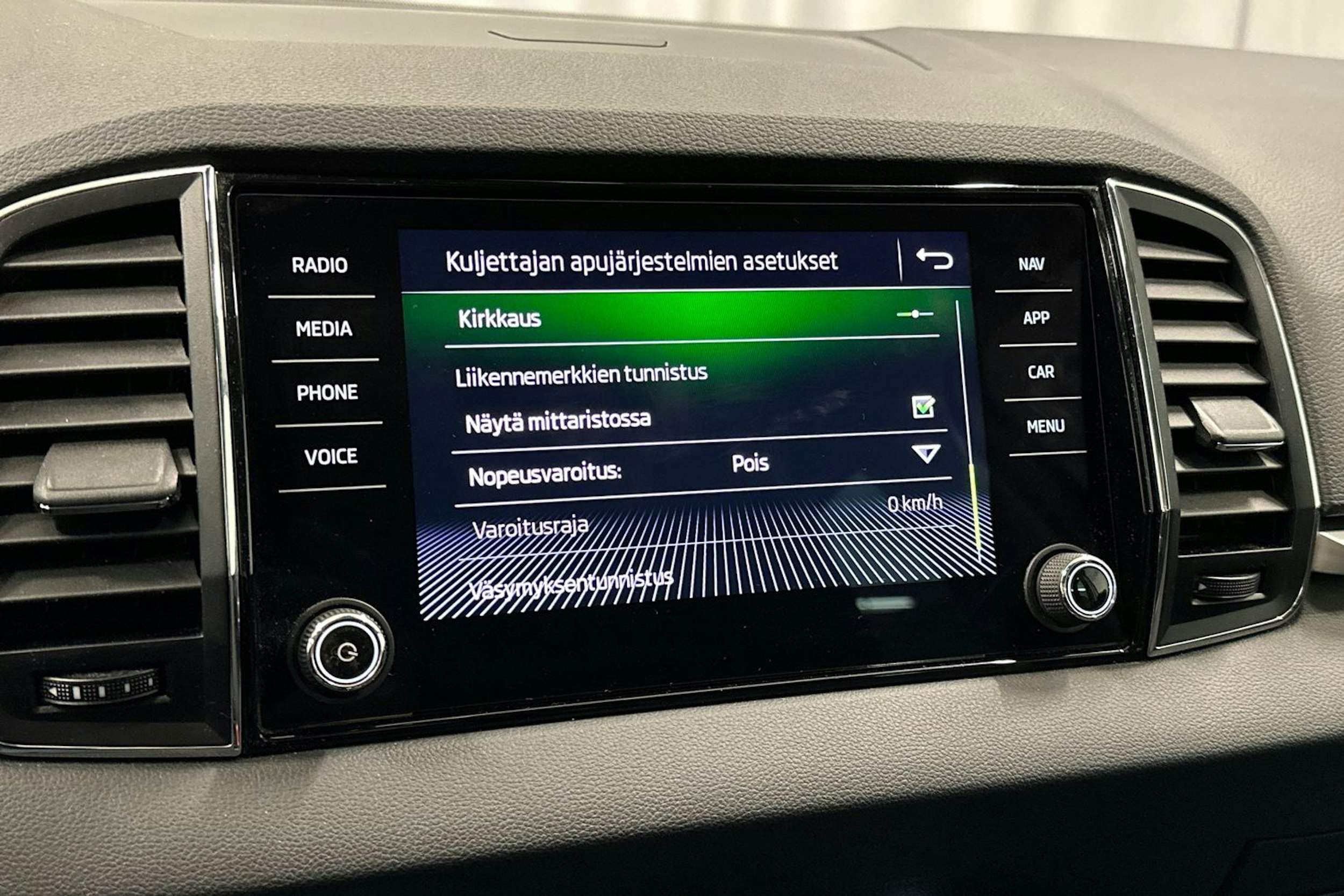 valkoinen Skoda Karoq 2020 kuva 32.