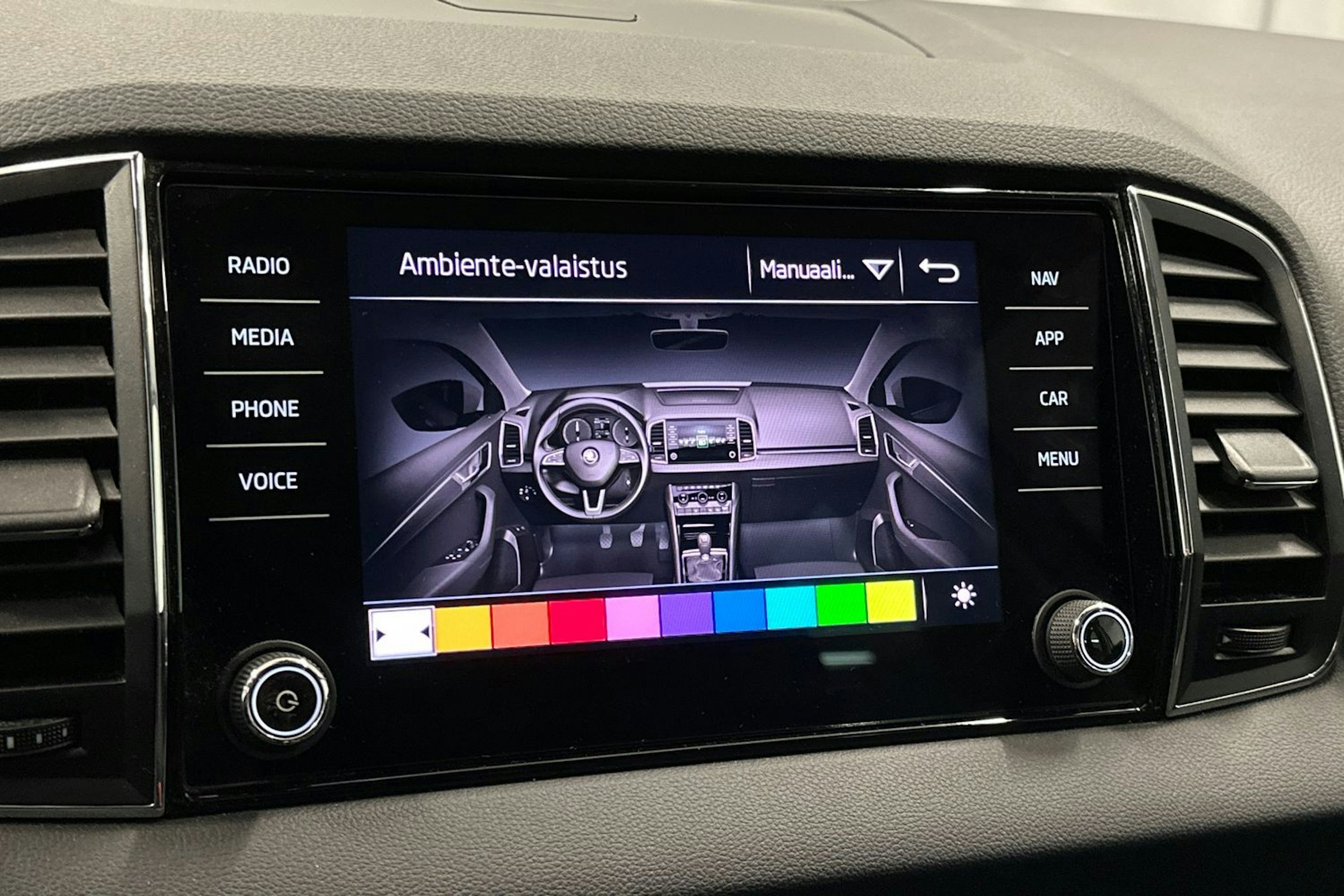 valkoinen Skoda Karoq 2020 kuva 33.