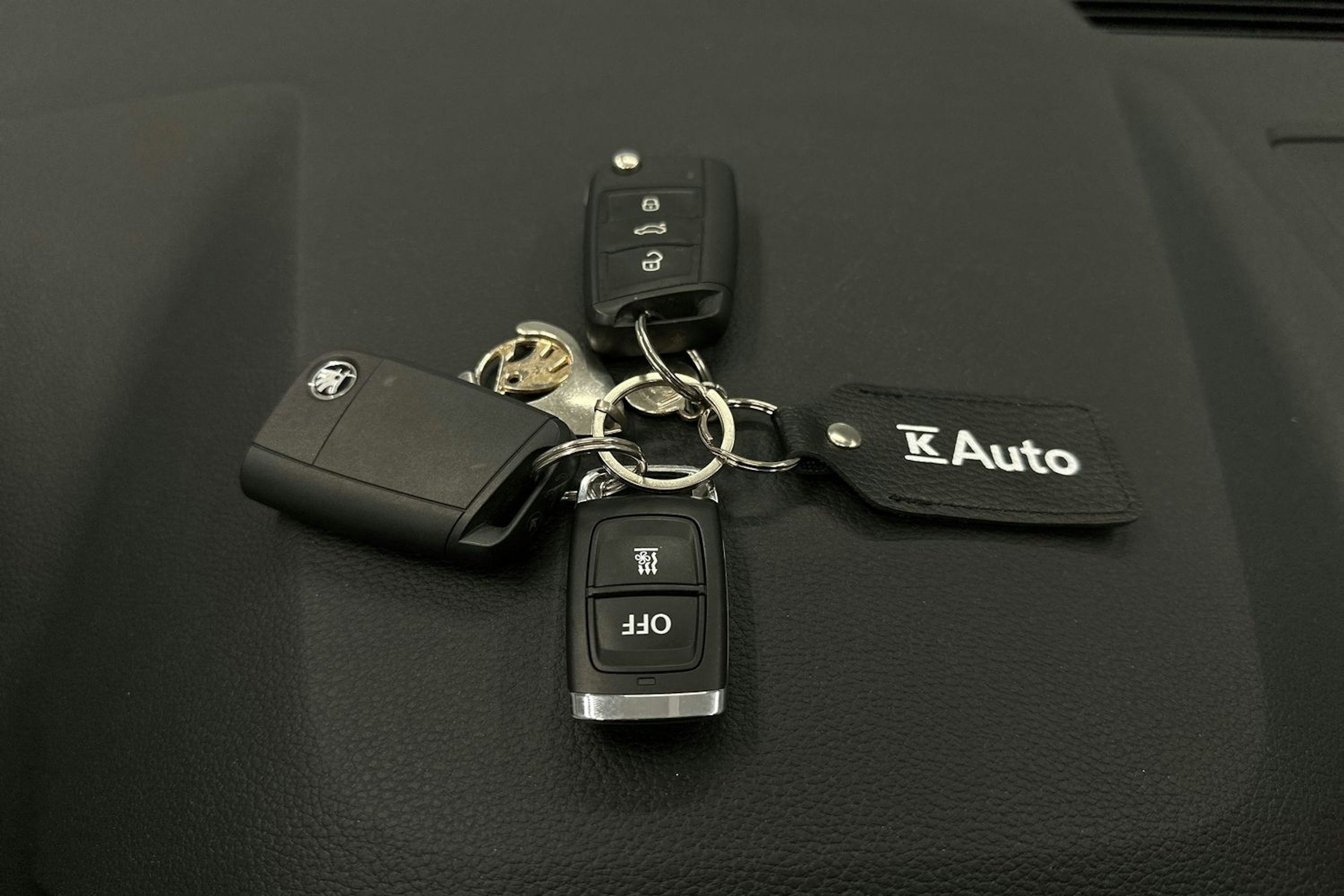 valkoinen Skoda Karoq 2020 kuva 35.
