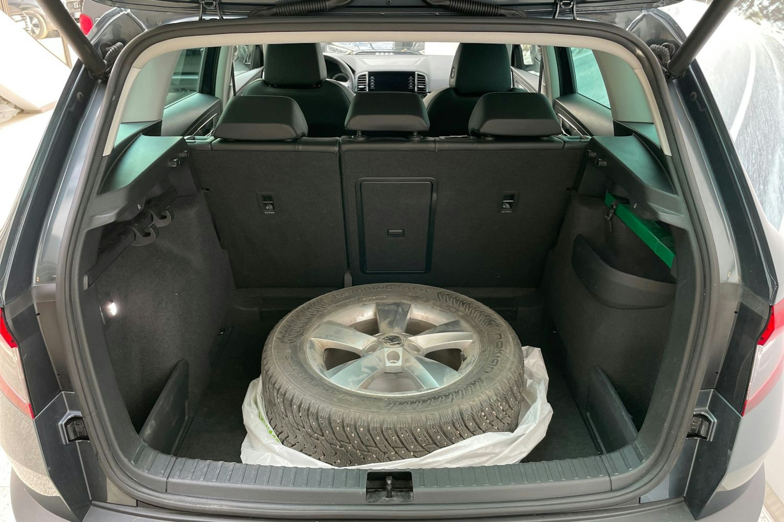 harmaa Skoda Karoq 2020 kuva 14.
