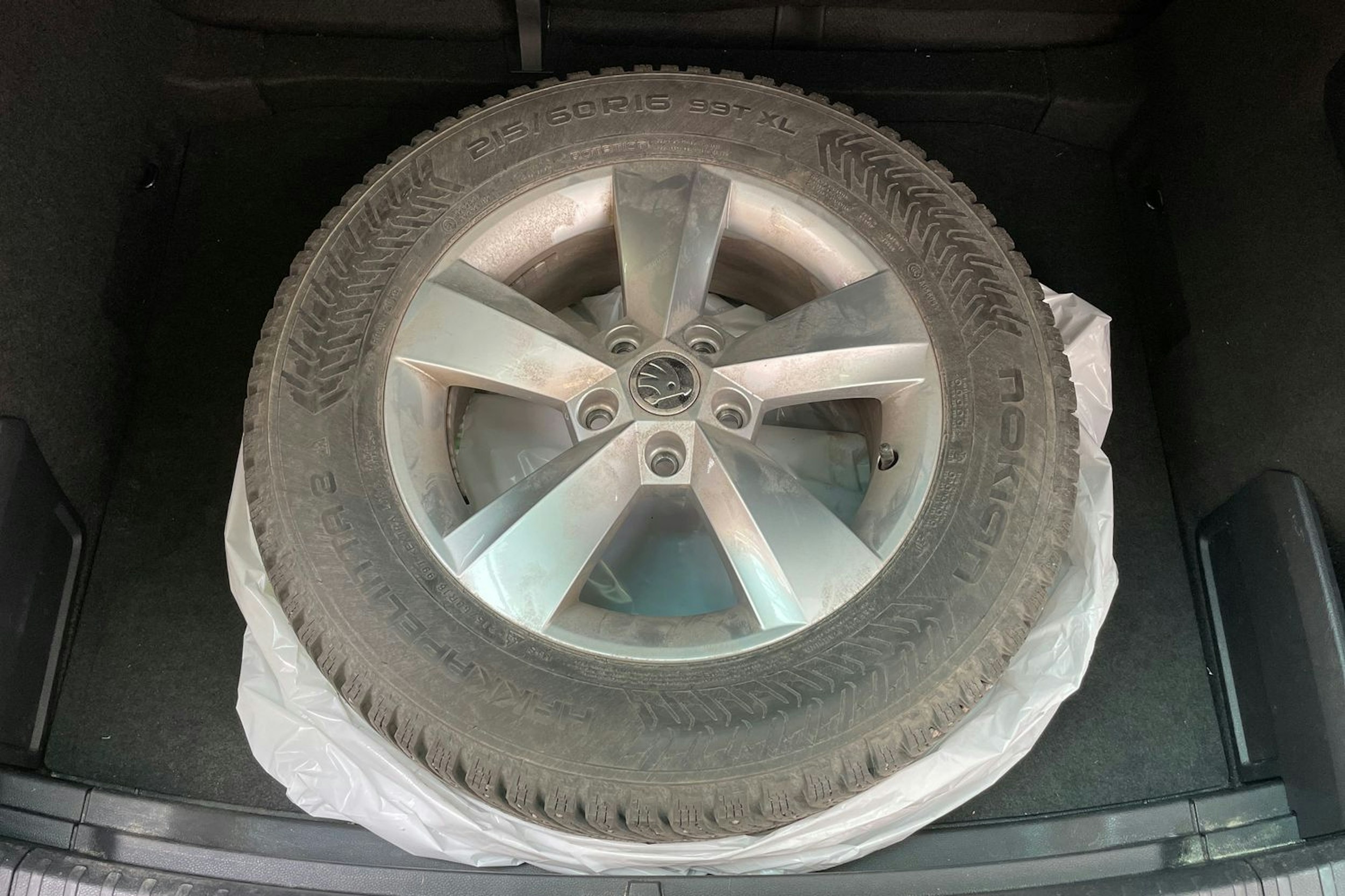 harmaa Skoda Karoq 2020 kuva 15.