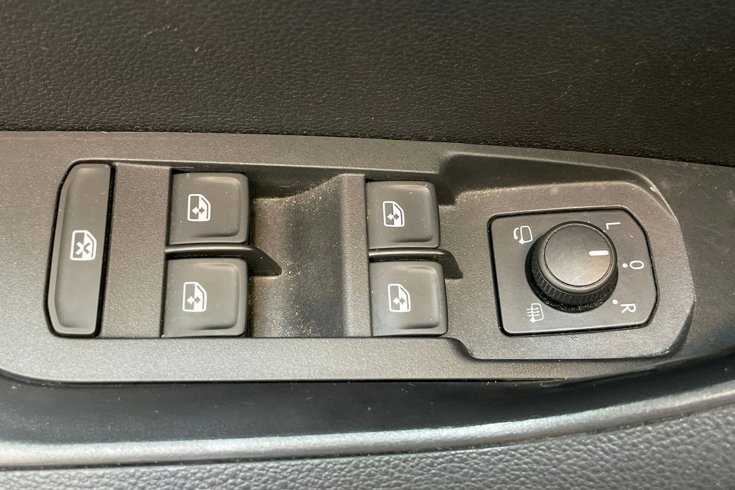 harmaa Skoda Karoq 2020 kuva 18.