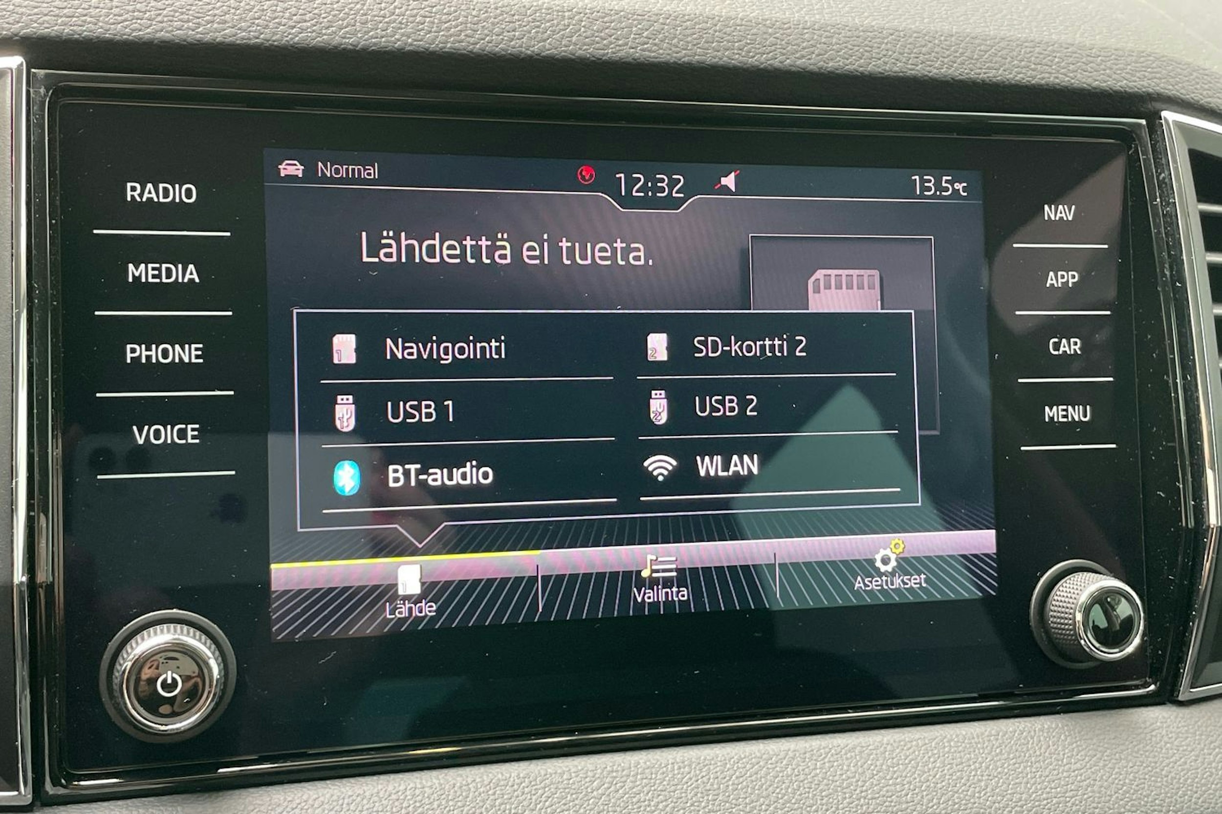 harmaa Skoda Karoq 2020 kuva 25.